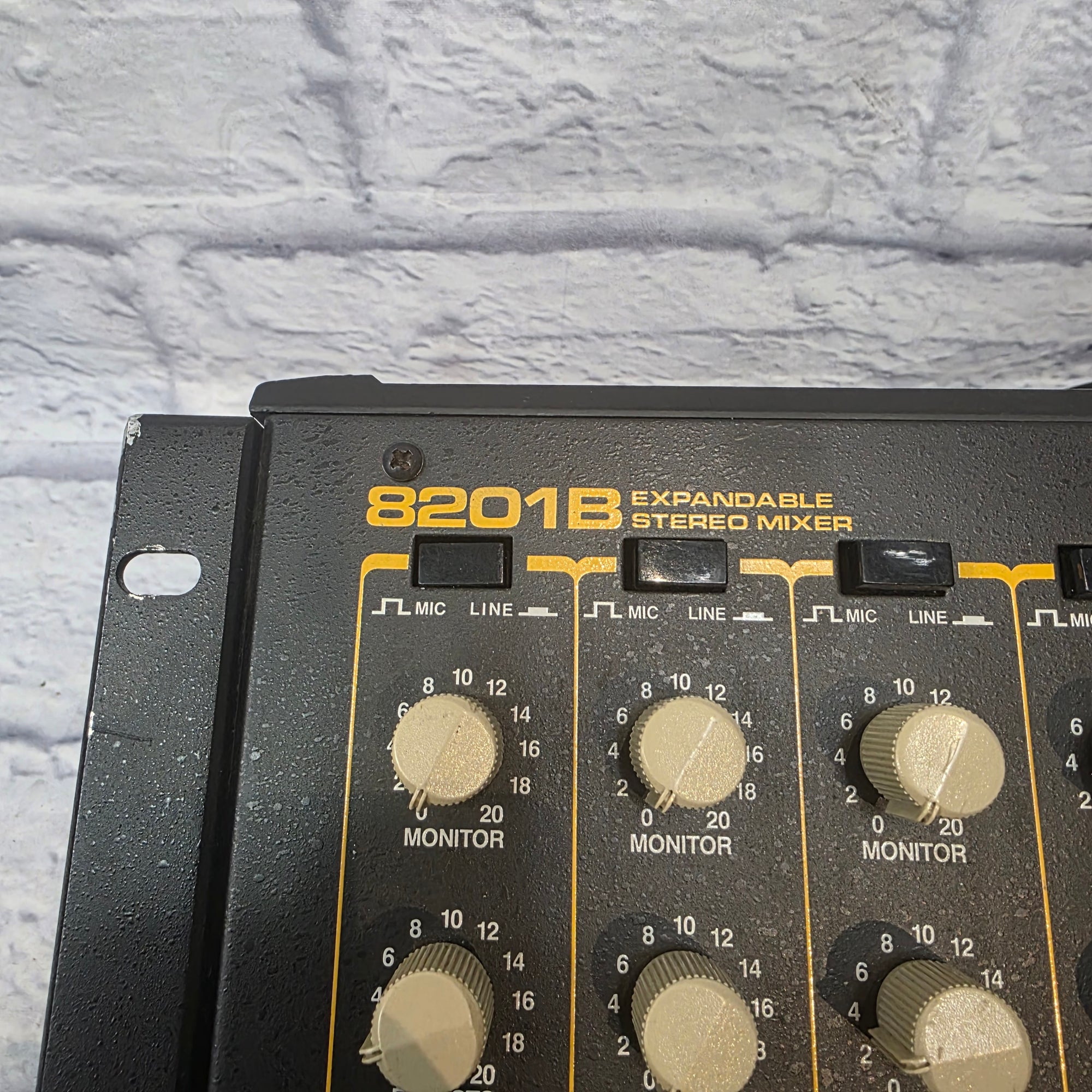 Tapco EV - 8201B  Powered Mixer