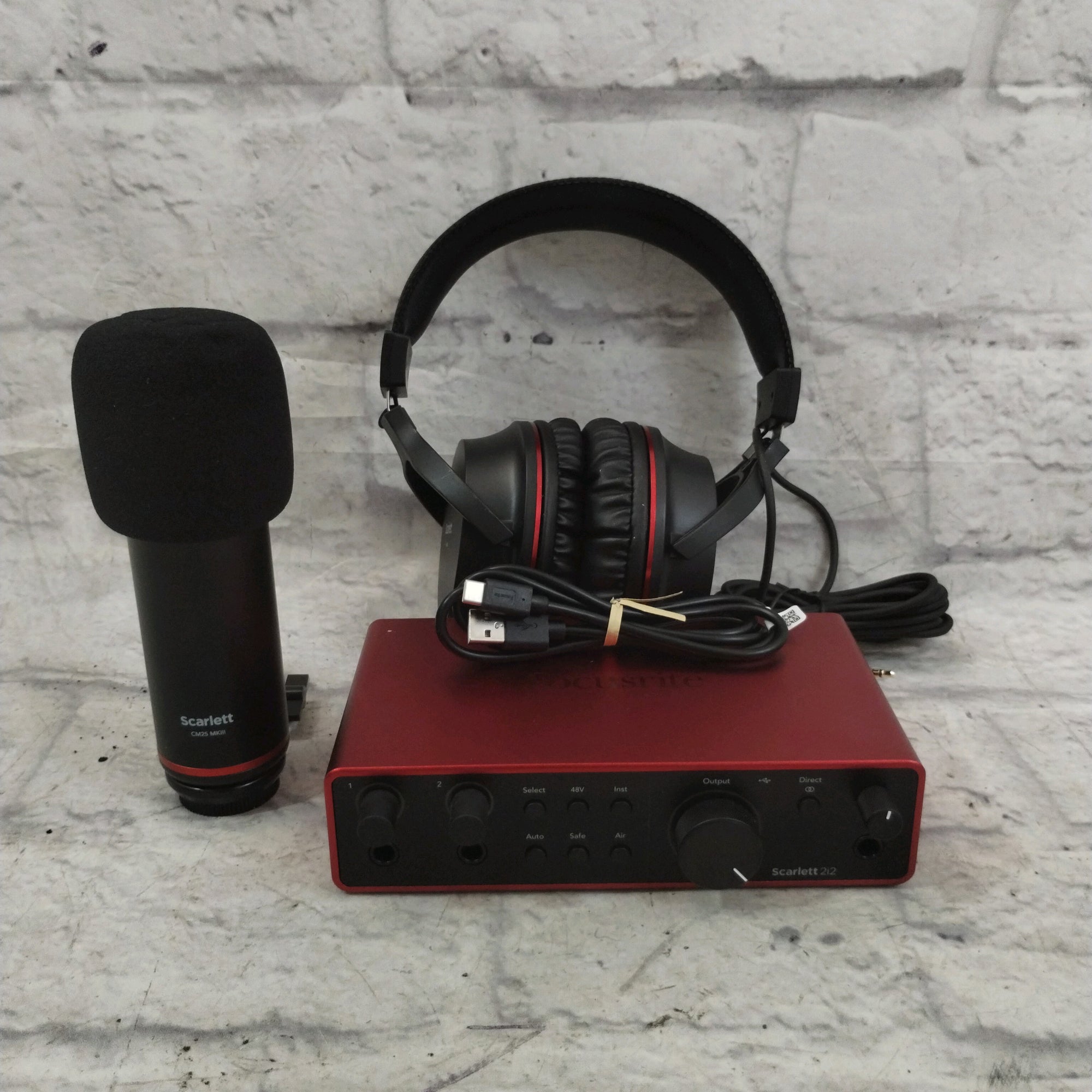 Focusrite Scarlet 2i2 Bundle W/ Mic and Headphones