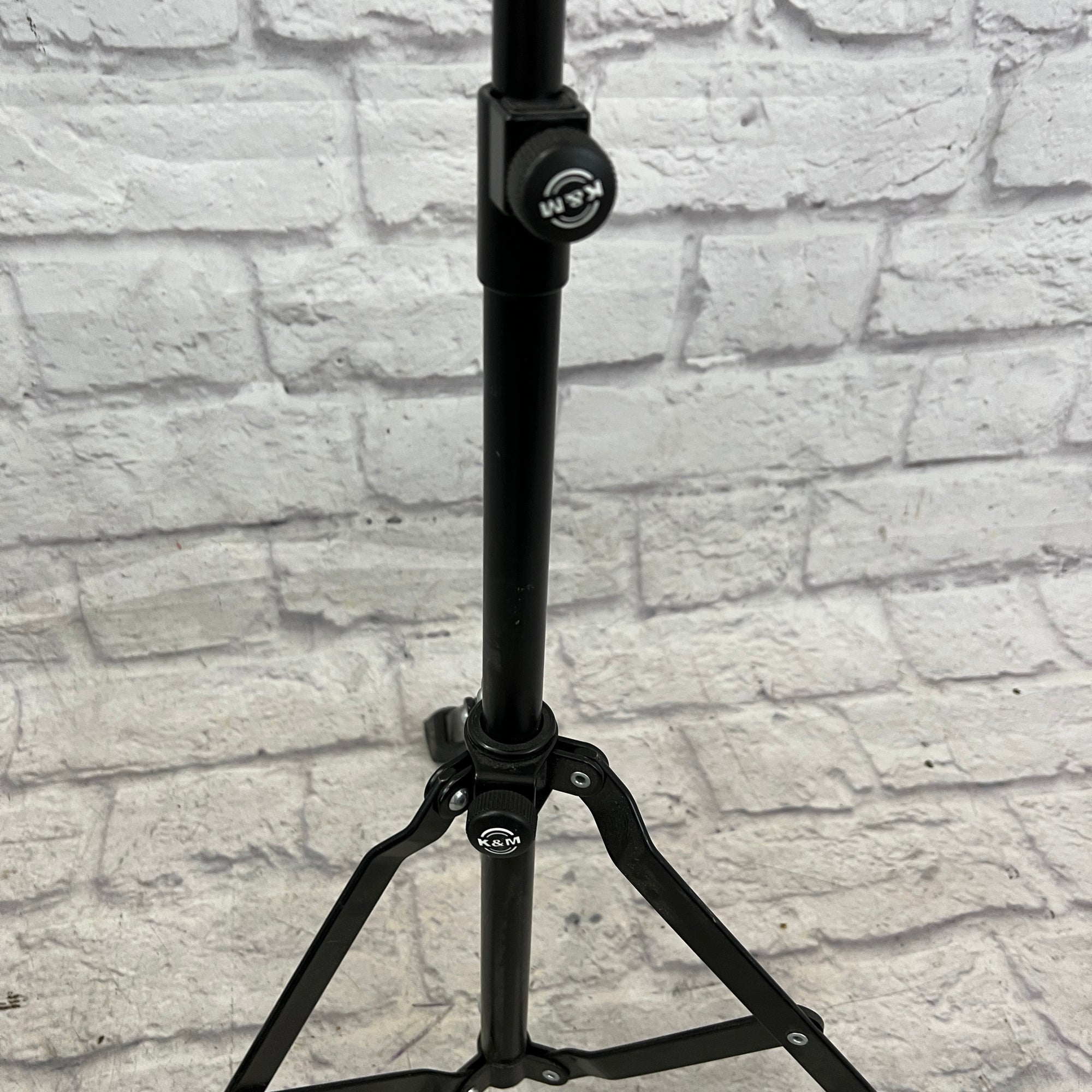 K&M Horn Stand