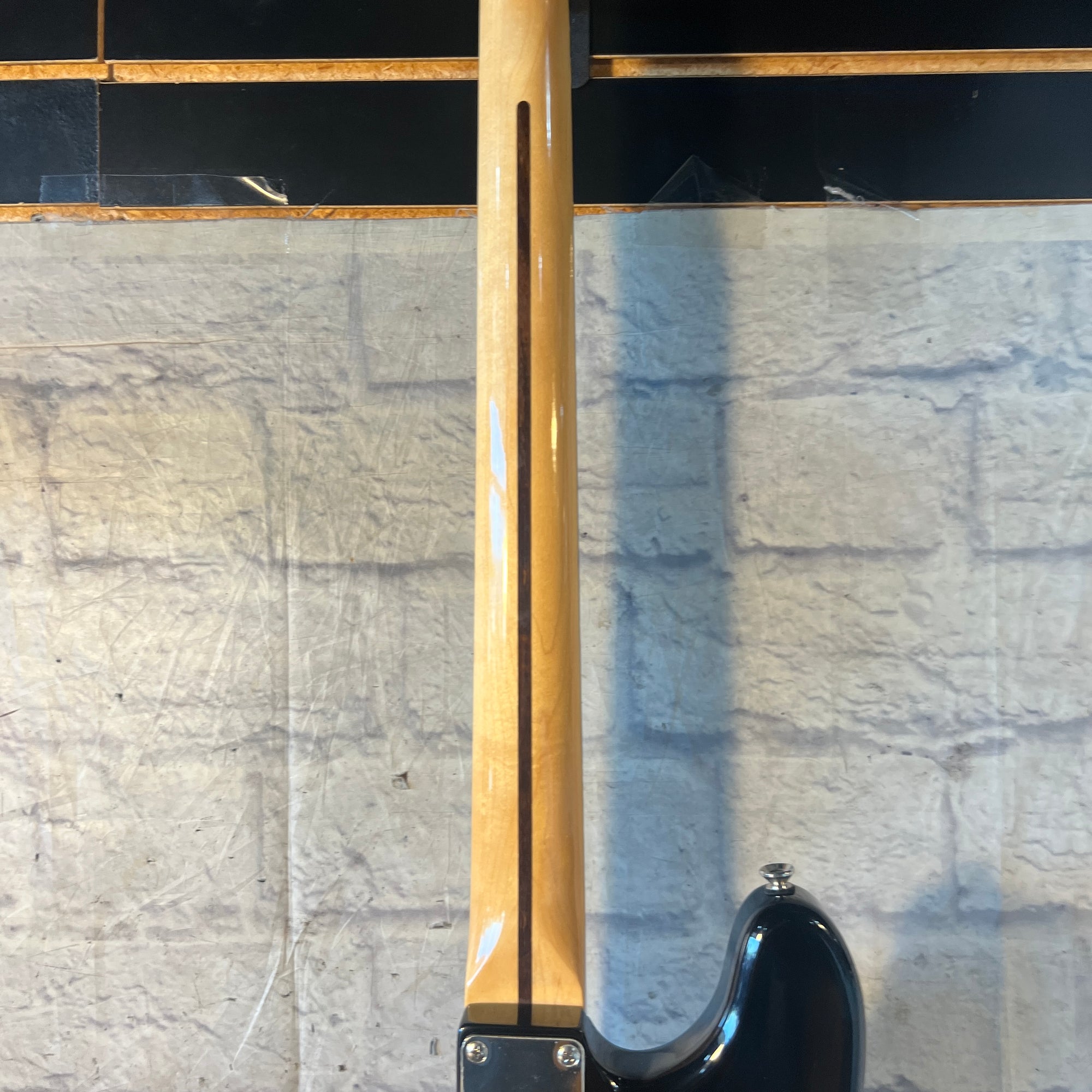 Squier Classic Vibe FSR Bass VI Black Matching Headstock