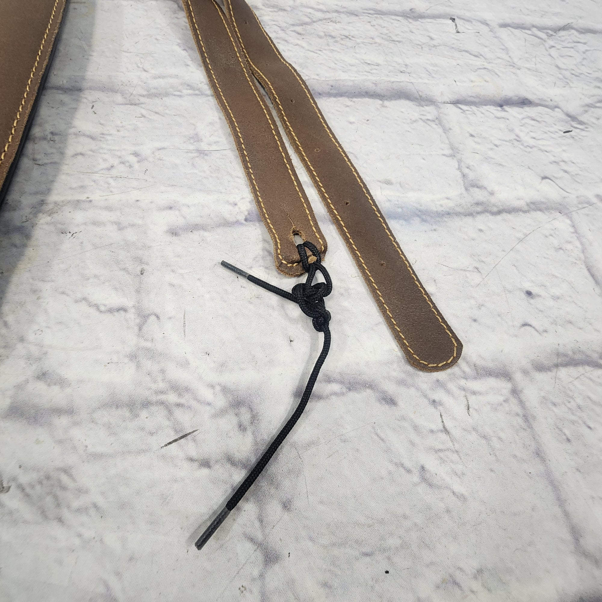 Unknown Leather Guitar Strap with Fabric Stripe