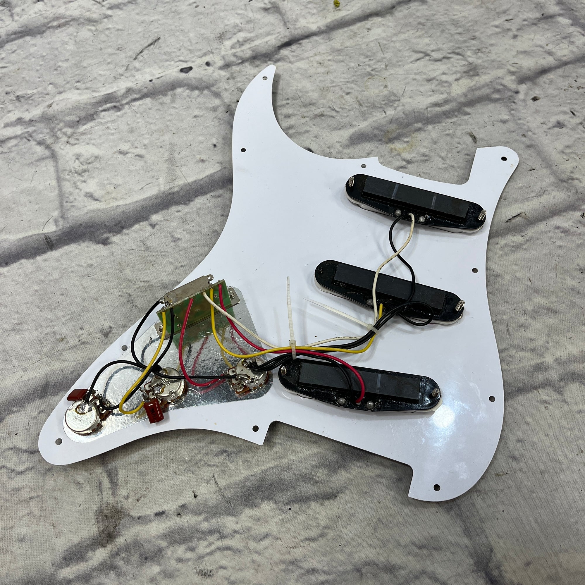 Unknown Loaded Strat Pickguard Tortoise SSS