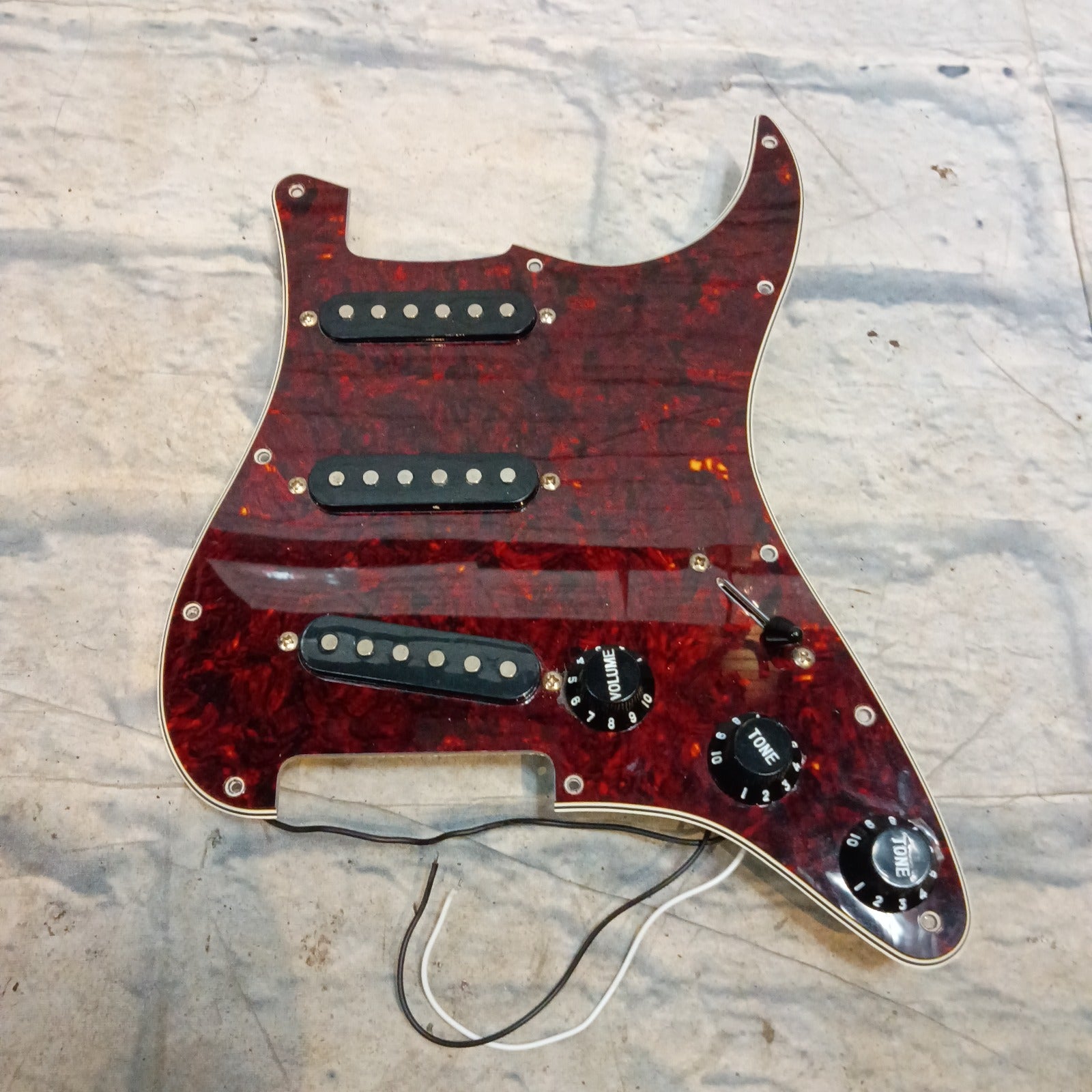 Squier Stratocaster SSS Loaded Pickguard - Tortoise Shell Pickups