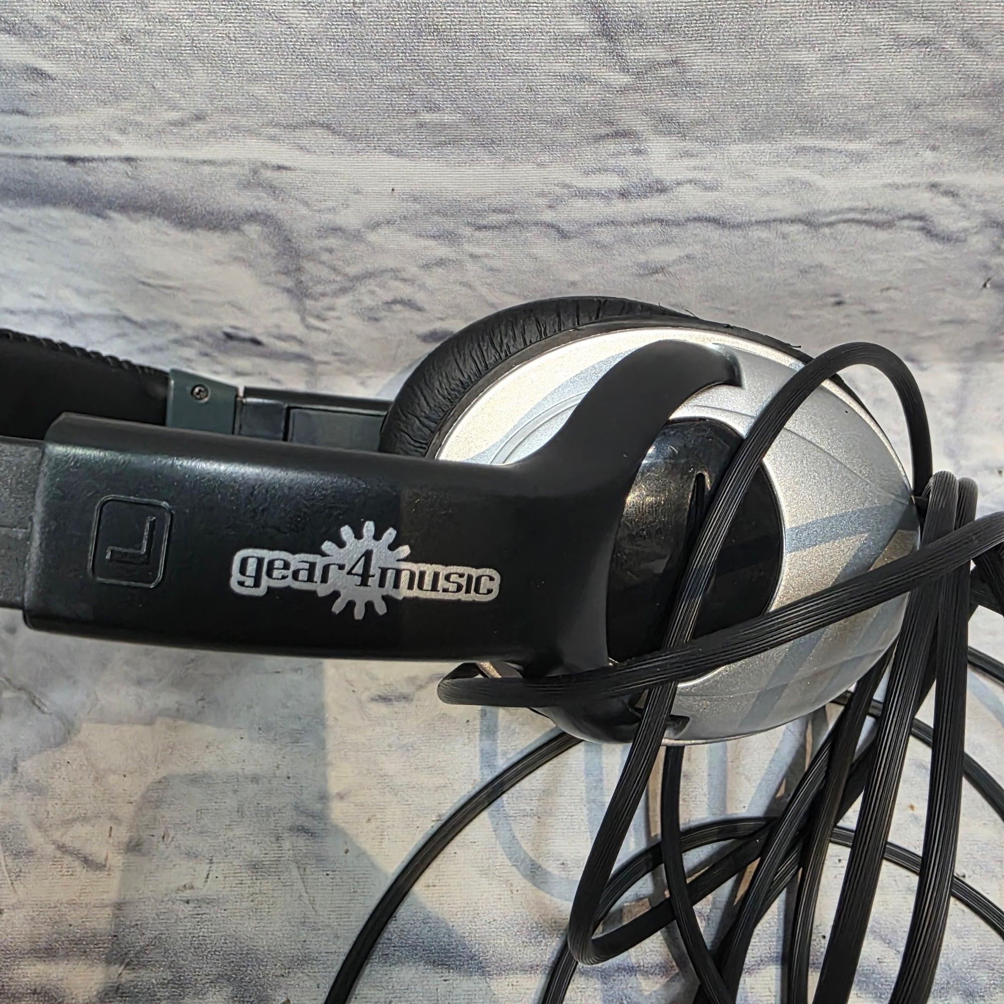 gear4music  With 10 Foot Cable Studio Headphones (not functioning: AS IS)