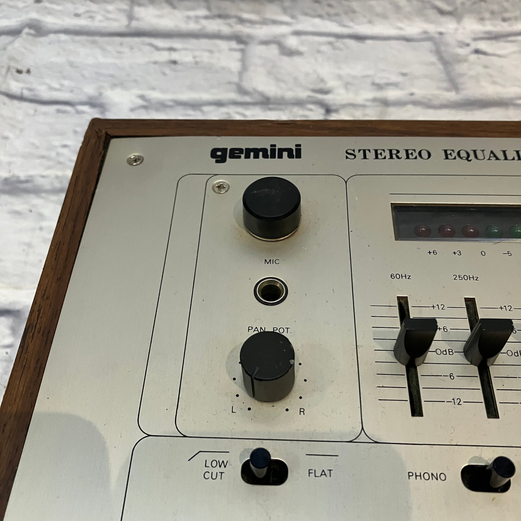 Gemini MX-9900 Stereo Equalizer Mixer with Echo