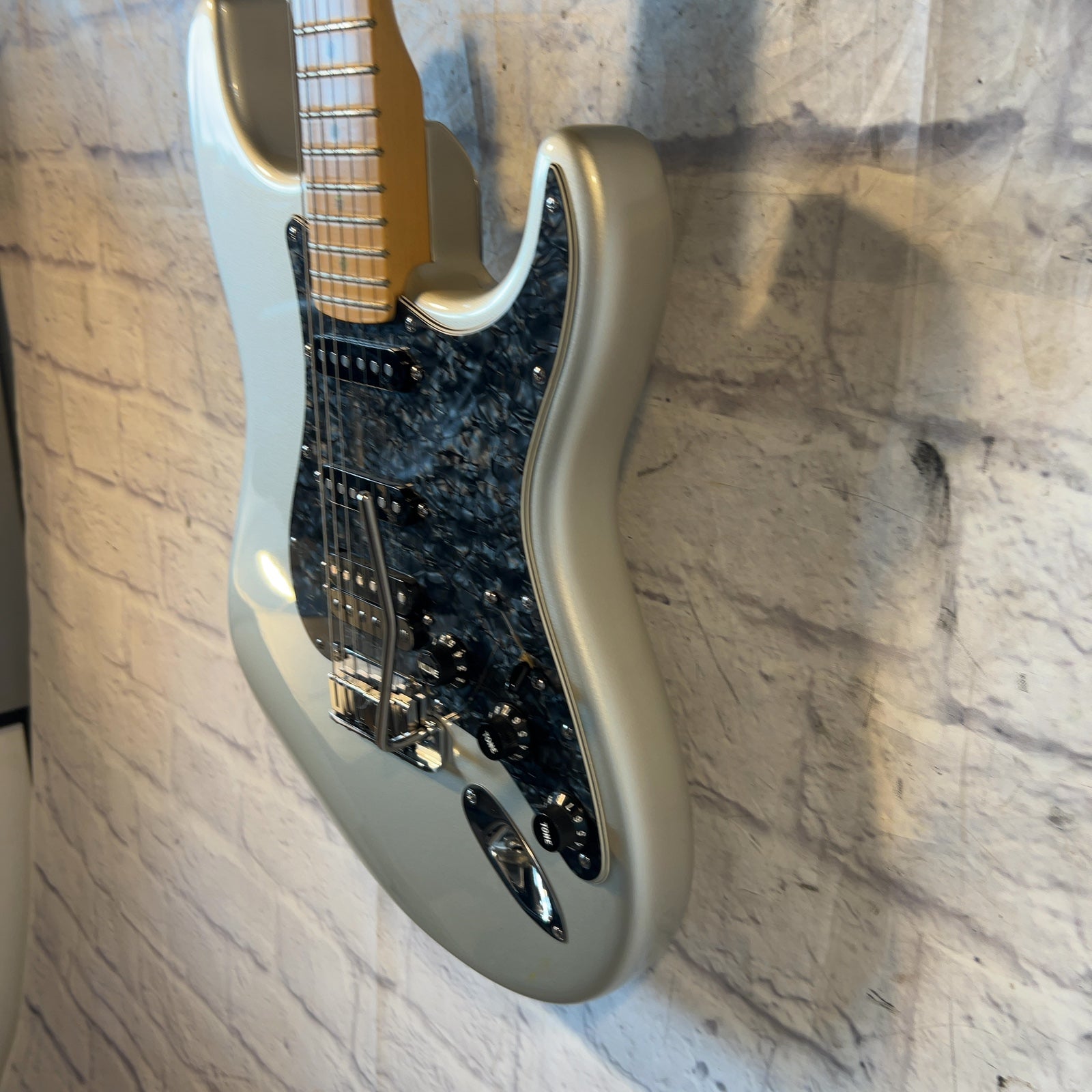 Fender 2004 American De;luxe Stratocaster Silver with Case Electric Guitar
