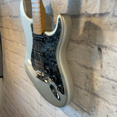 Fender 2004 American De;luxe Stratocaster Silver with Case Electric Guitar