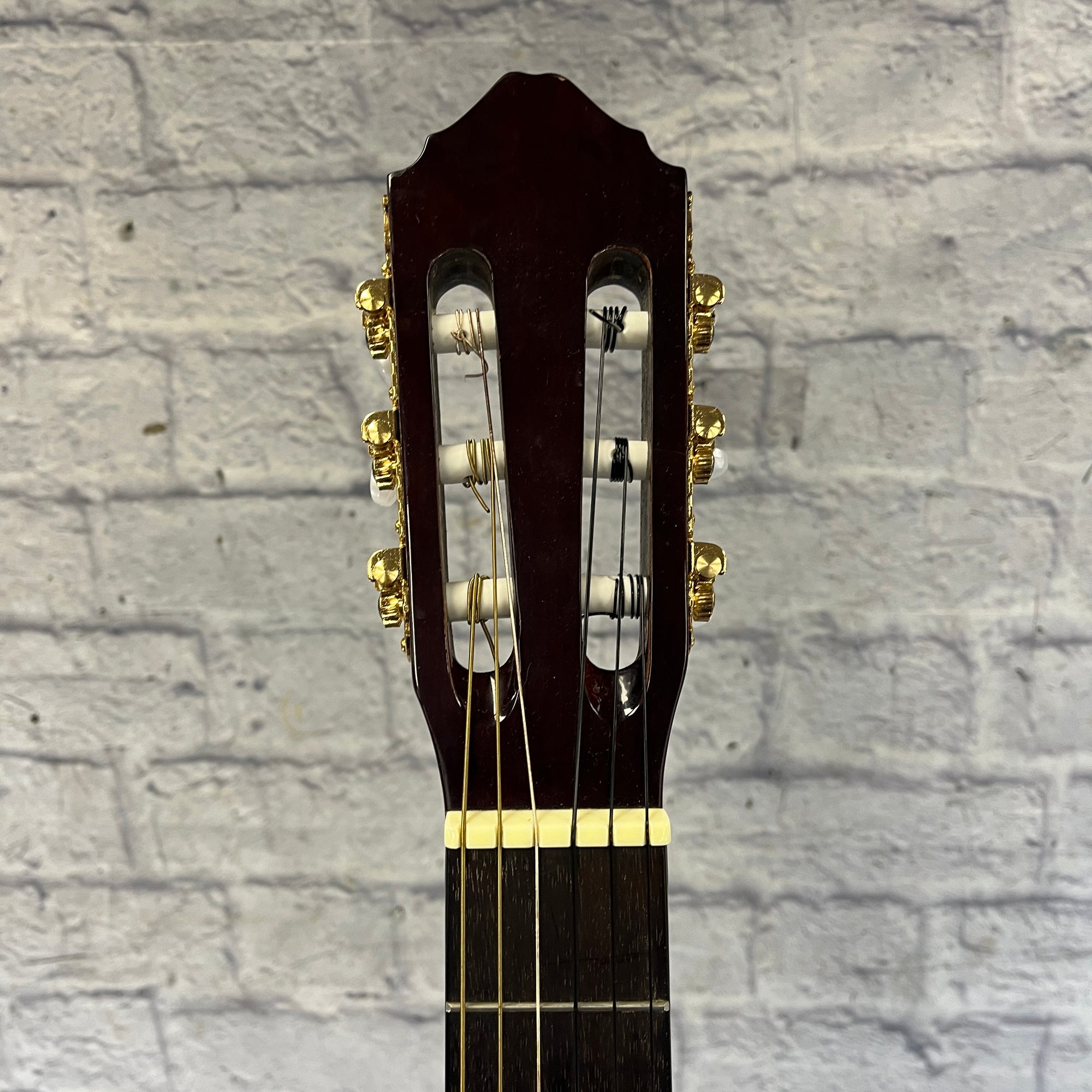 Lucero LC100 Classical Guitar with Gotoh Tuner Upgrade