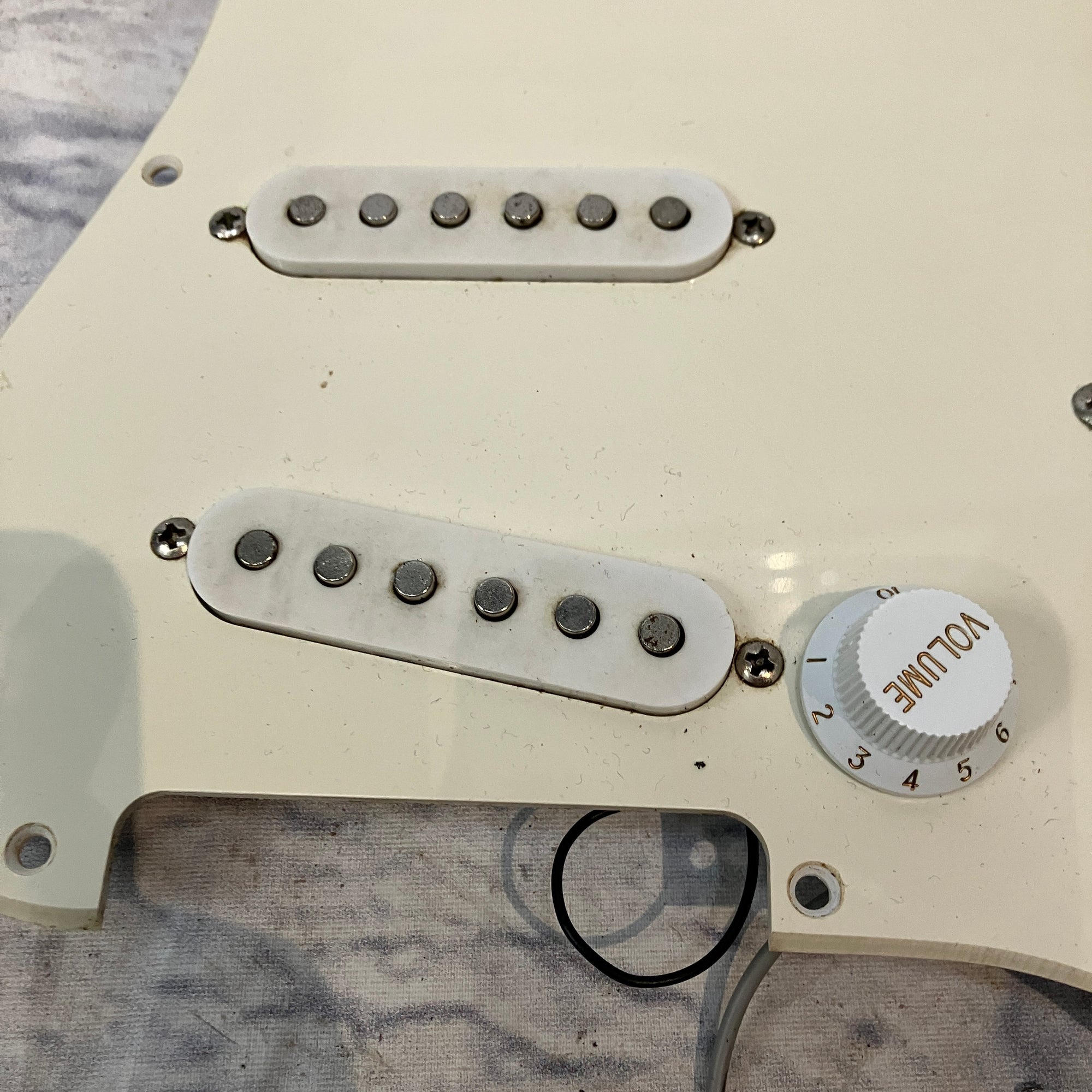 Unknown Loaded Strat Pickguard - Offwhite