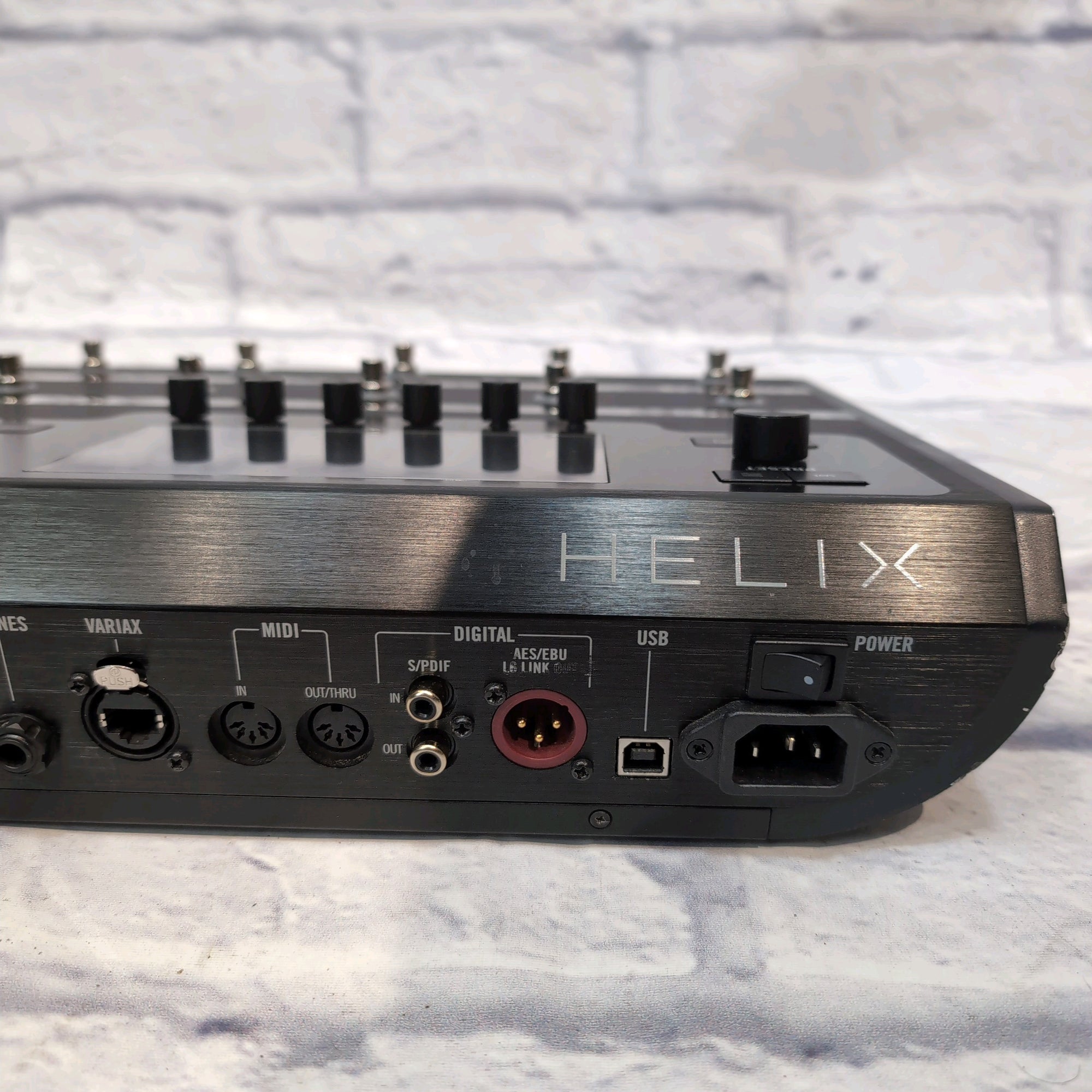 Line 6 Helix Floor - Tour Grade Guitar Multi-Effects Floor Processor
