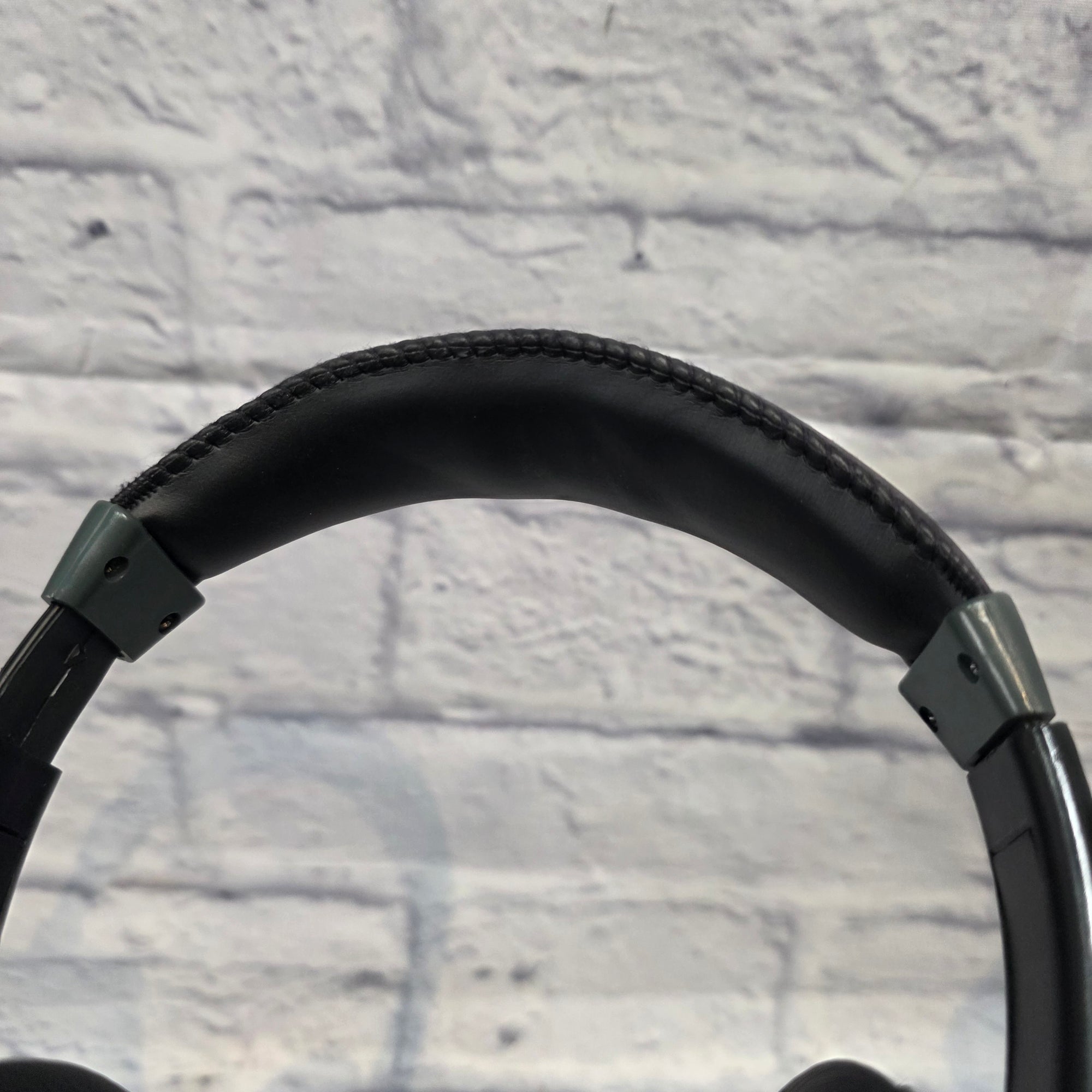 gear4music  With 10 Foot Cable Studio Headphones (not functioning: AS IS)