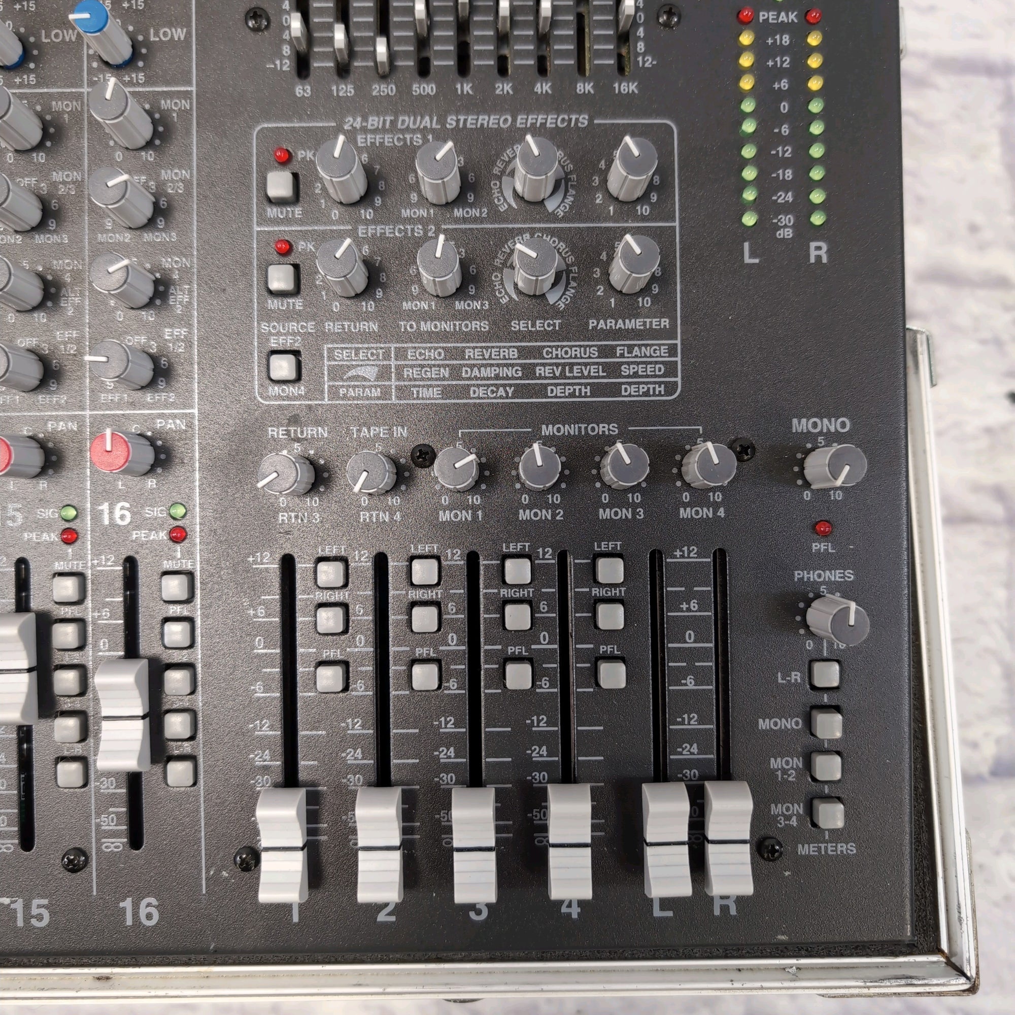 Carvin Concert Series C1644P Powered Mixer w/ Road Case Carvin Concert Series C1644P Powered Mixer w/ Road Case