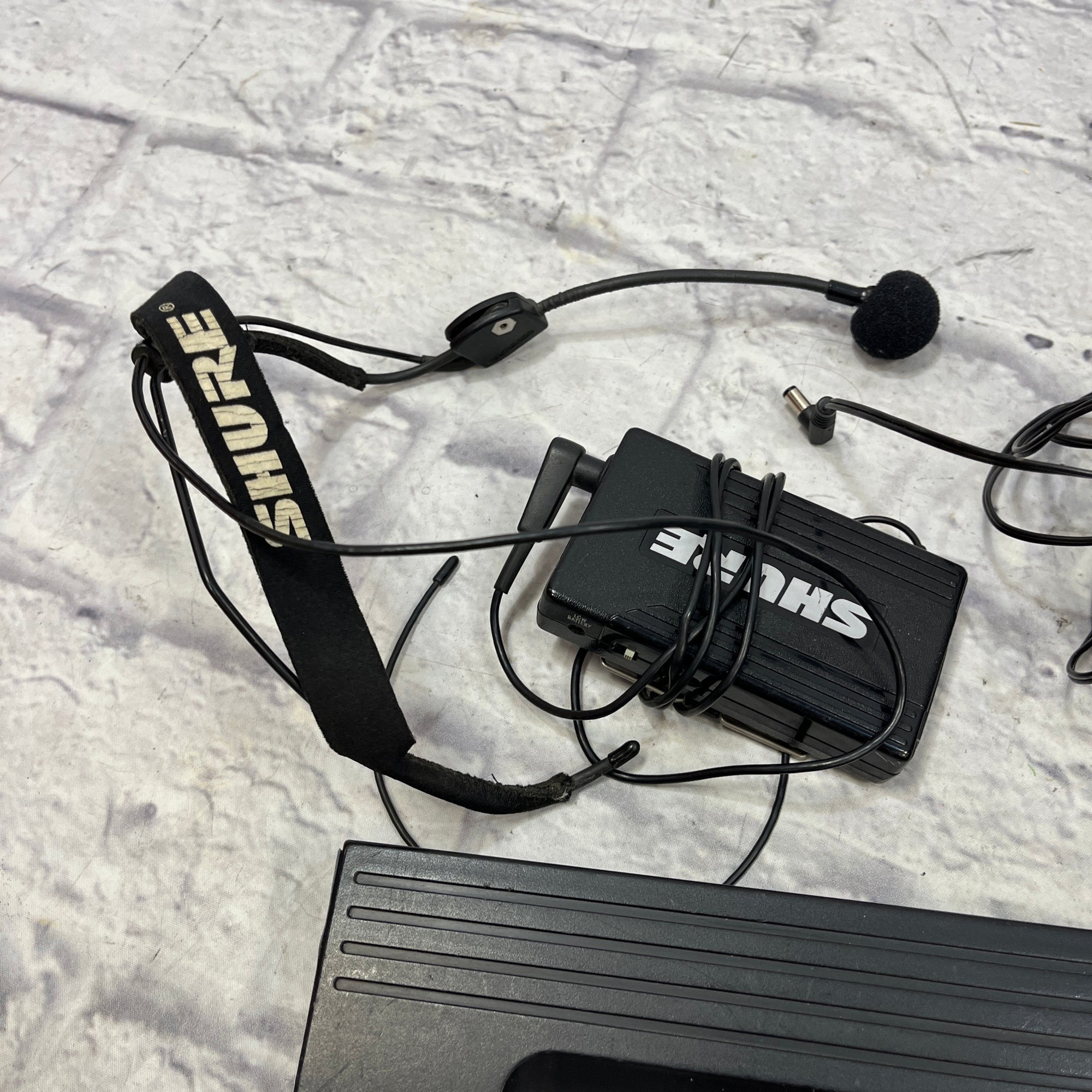 Shure AXB1G Wireless Headset Microphone Transmitter and Receiver