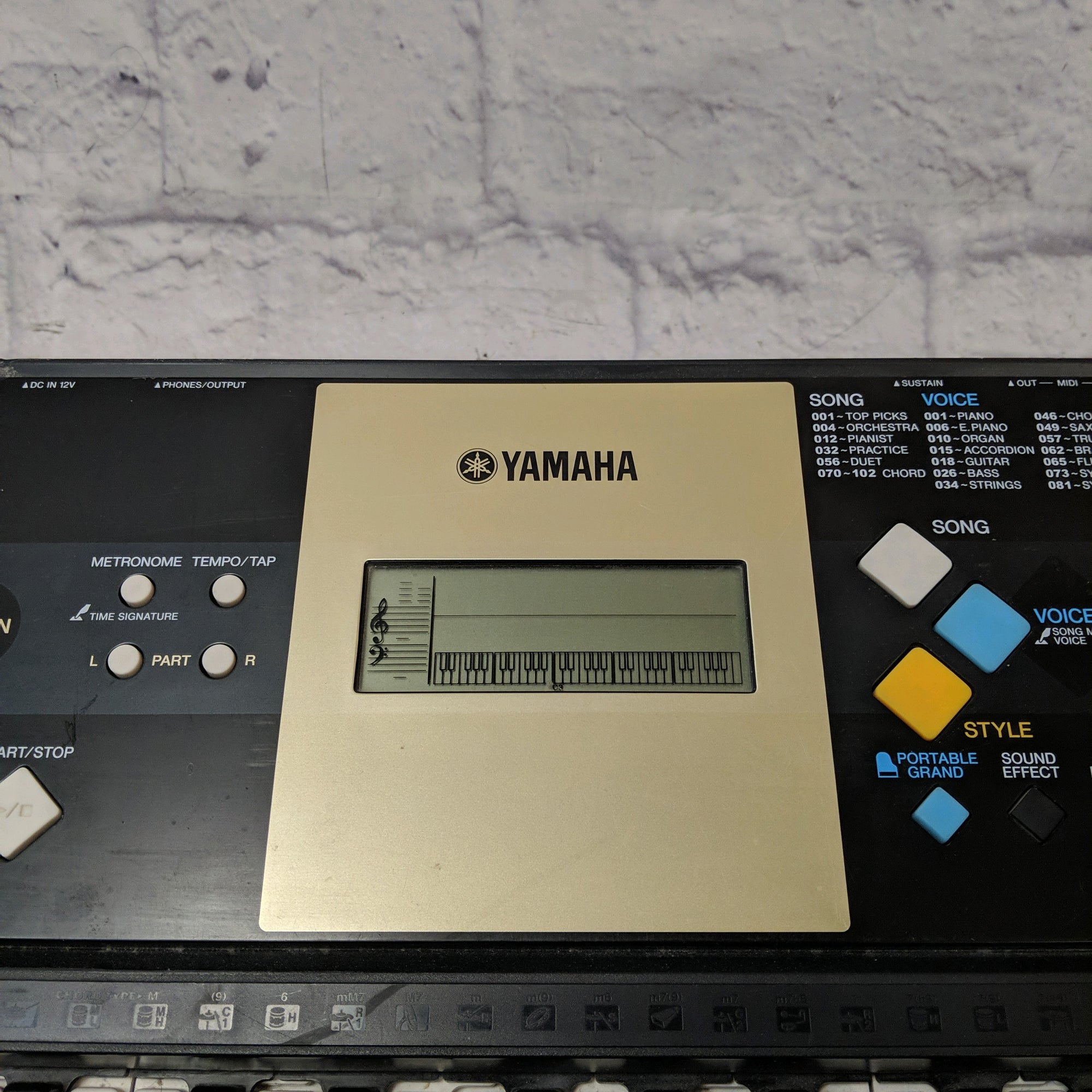 Yamaha YPT-220 61-Key Electronic Keyboard