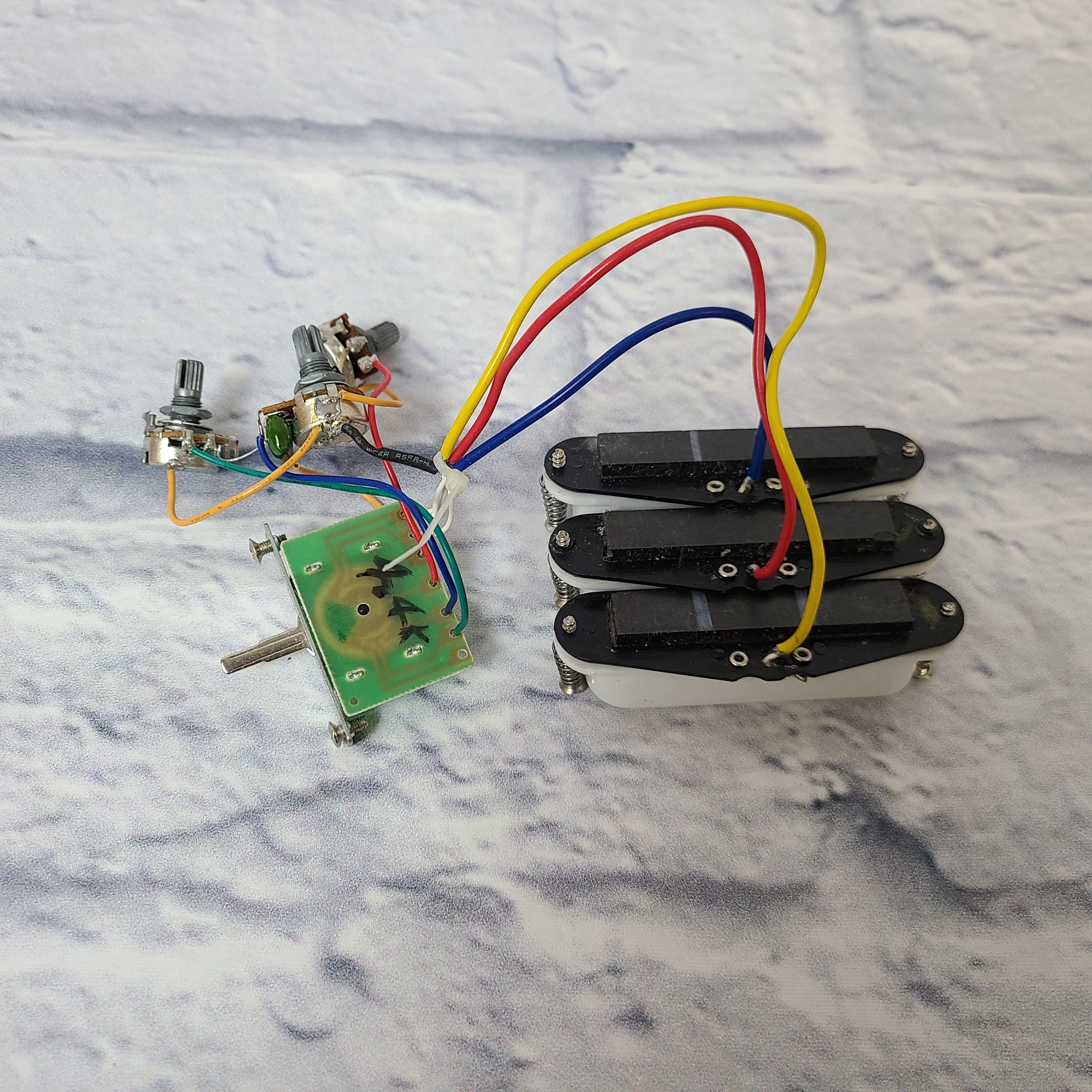 Squier S-Style Pre-Wired Pickup Set for Electric Guitar w/Switch and Pots SSS