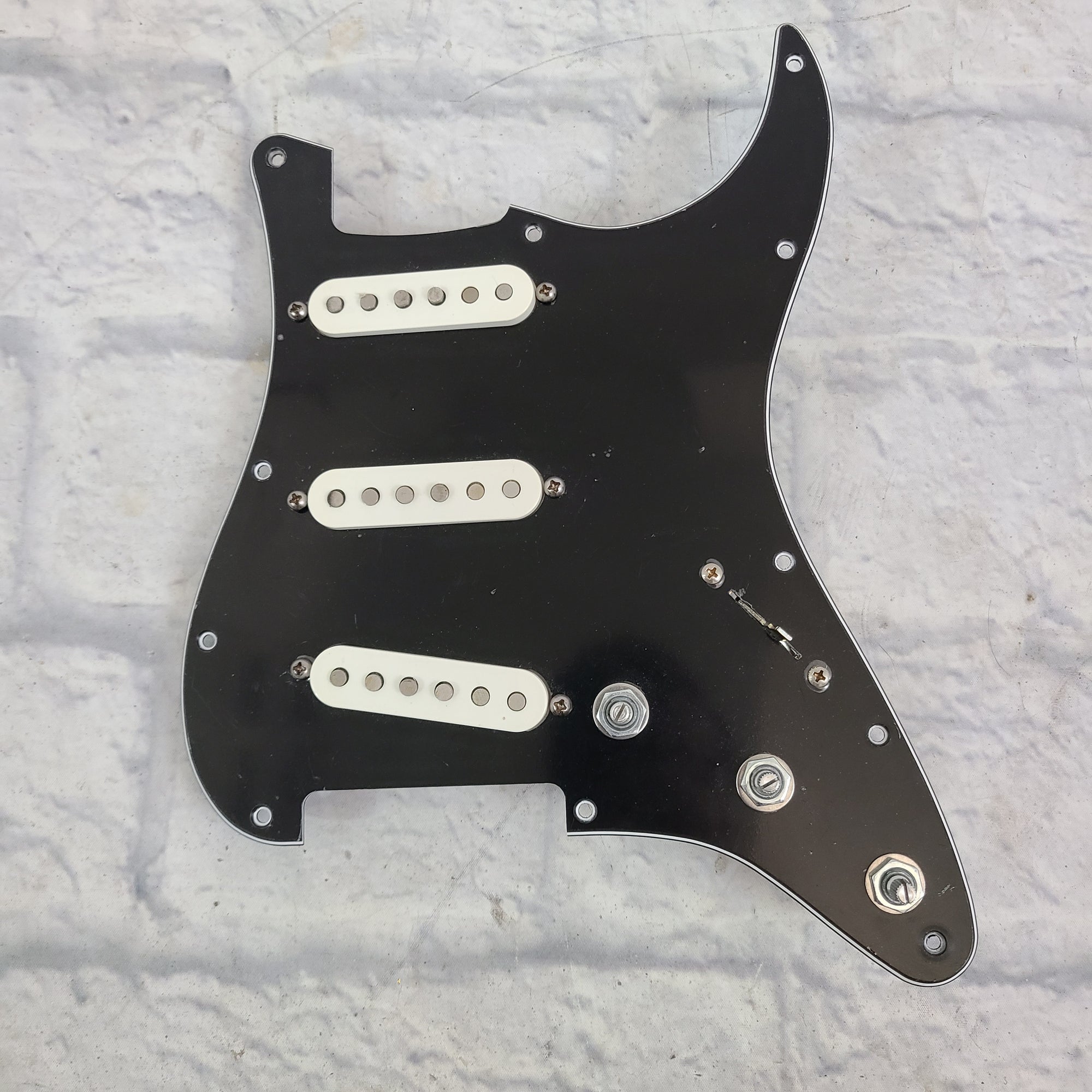 Fender Stratocaster Pickguard Pre-wired w/ Nashville Pickups