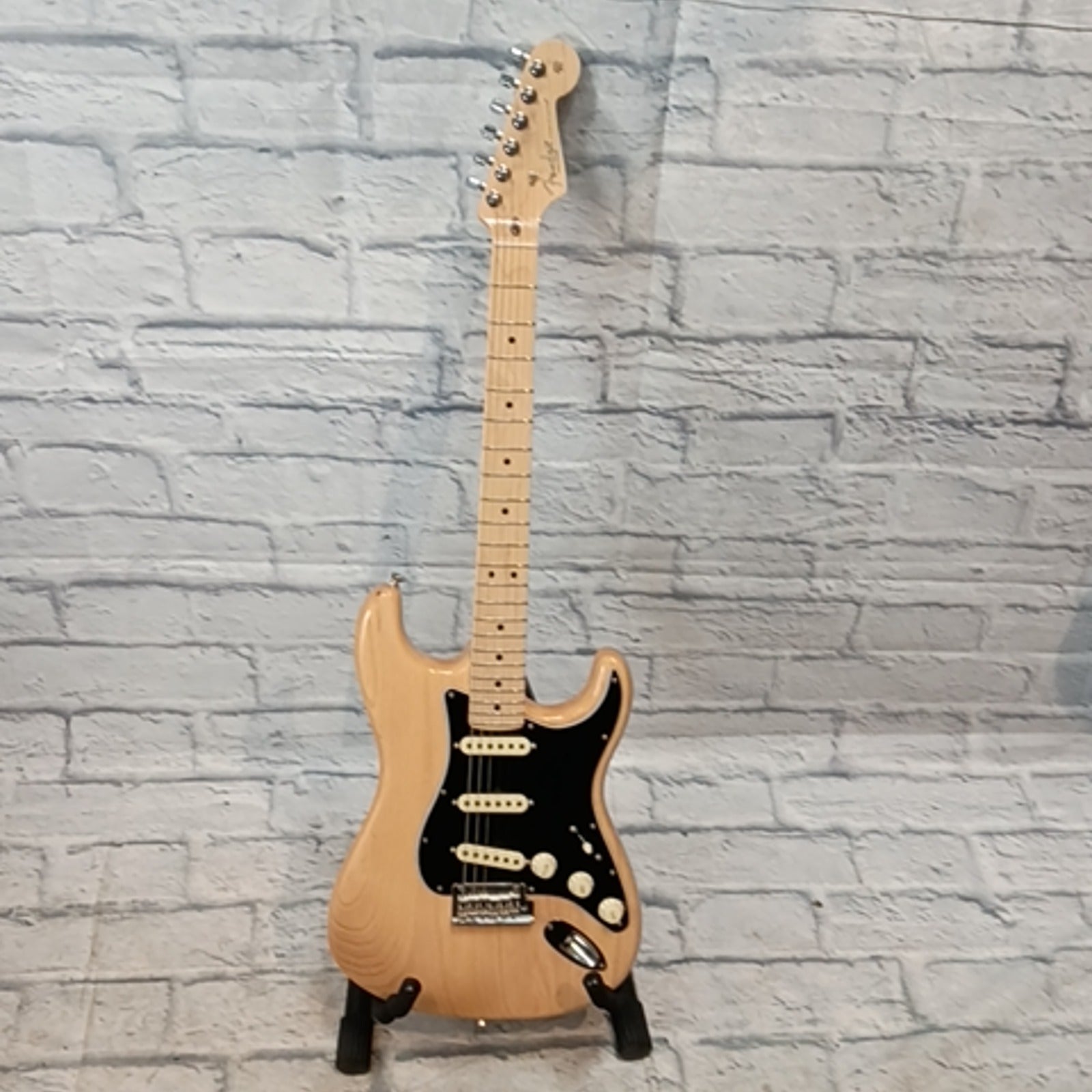 Fender 2019 American Professional Stratocaster Maple Fingerboard - Natural w/ Hard Case