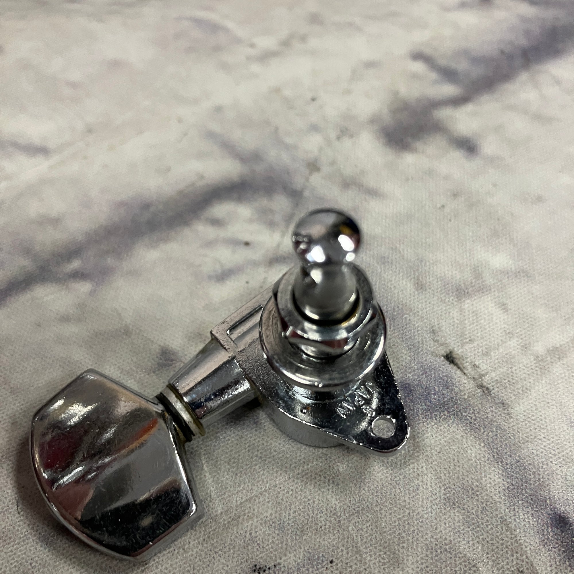 Alvarez Single 3x3 Tuning Machine Bass Side
