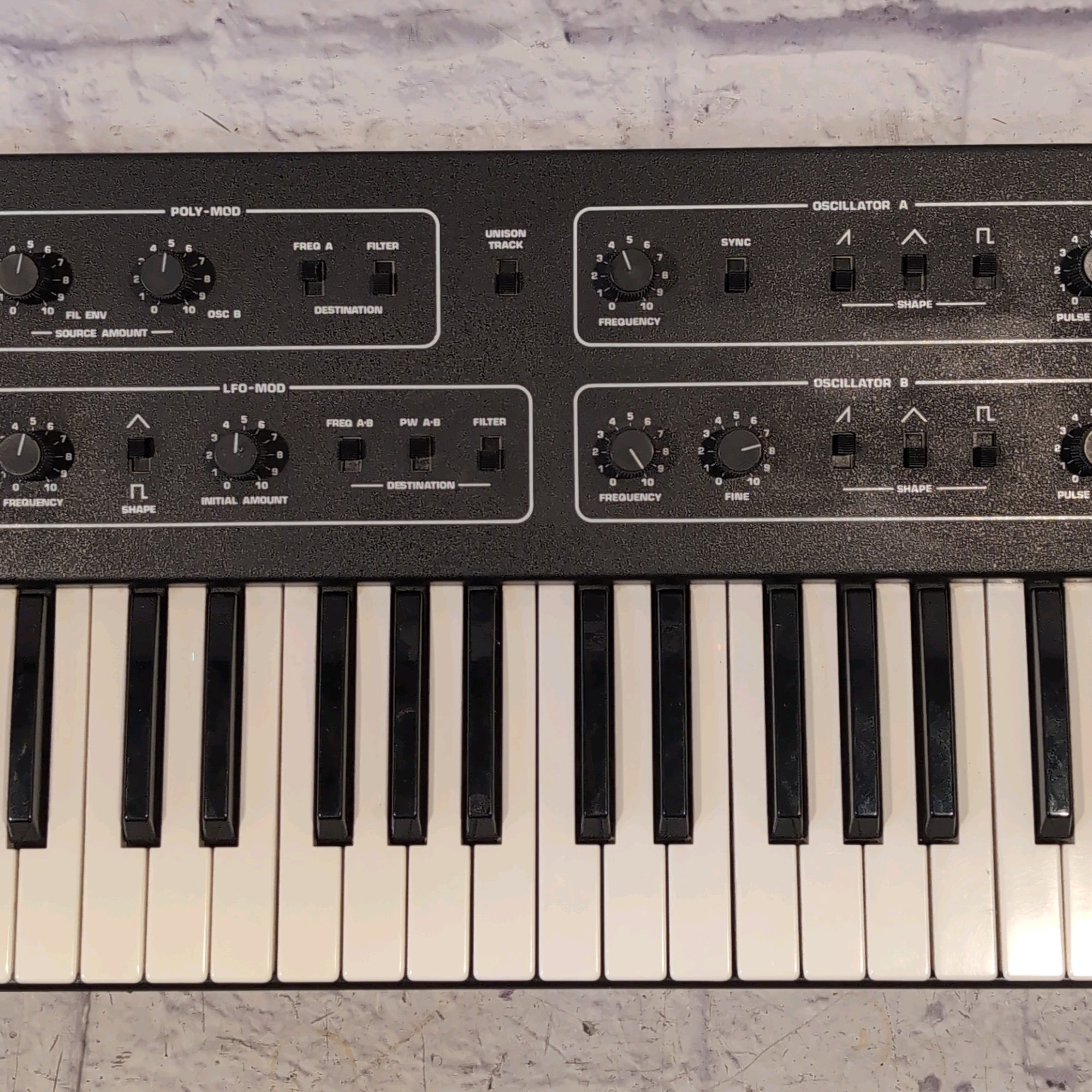 Sequential Circuits Prophet 600 Analog Synth w/ Gigskinz Case