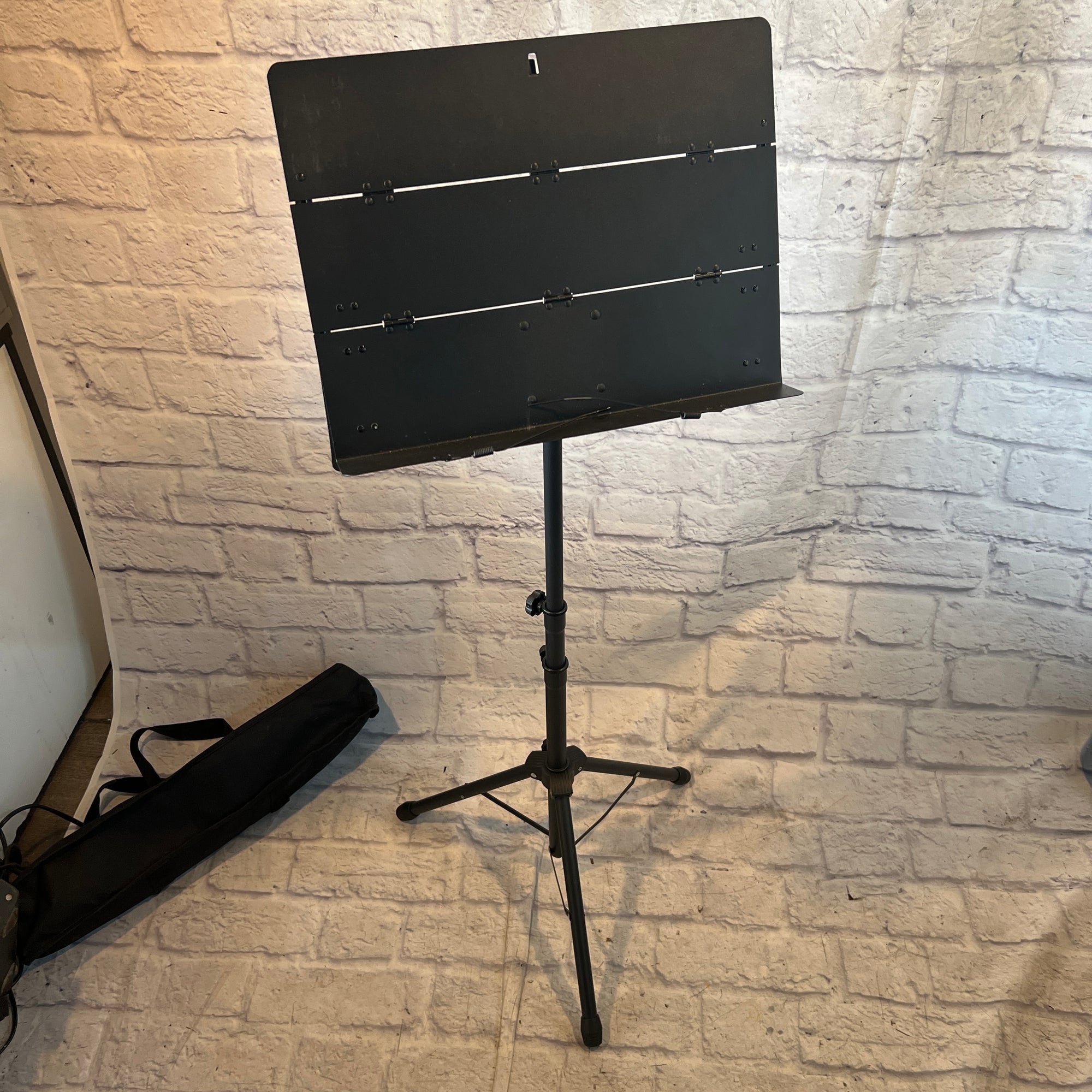 Cahaya Foldable Conductor Music Stand with Bag Sheet