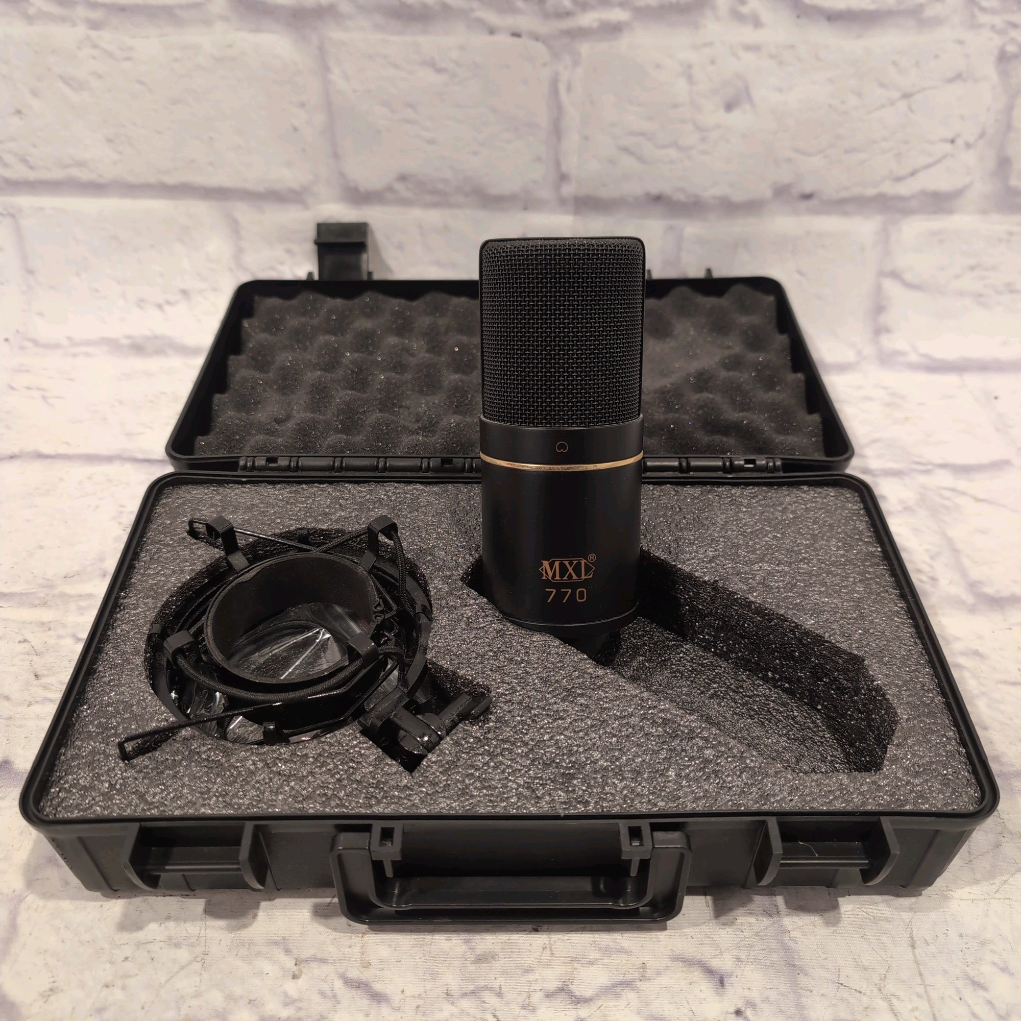 MXL 770 Small-Diaphragm Cardioid Condenser Vocal Microphone Black w/ Shockmount and Case