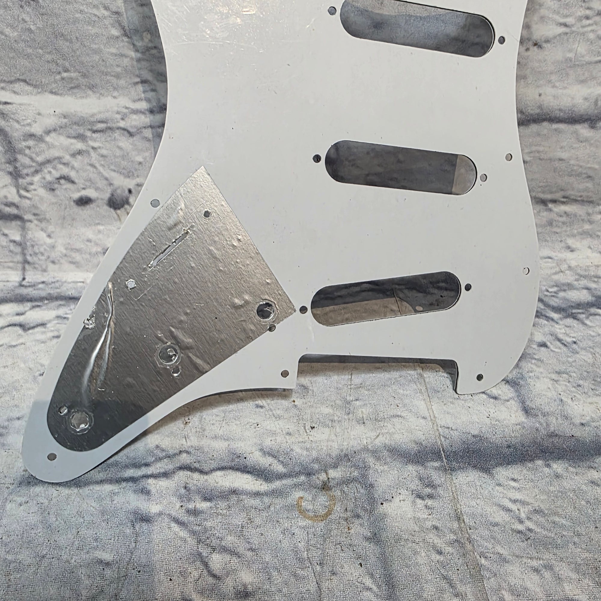 Squier Fender Player Stratocaster Pickguard (25 hole) Ply White Pickguard