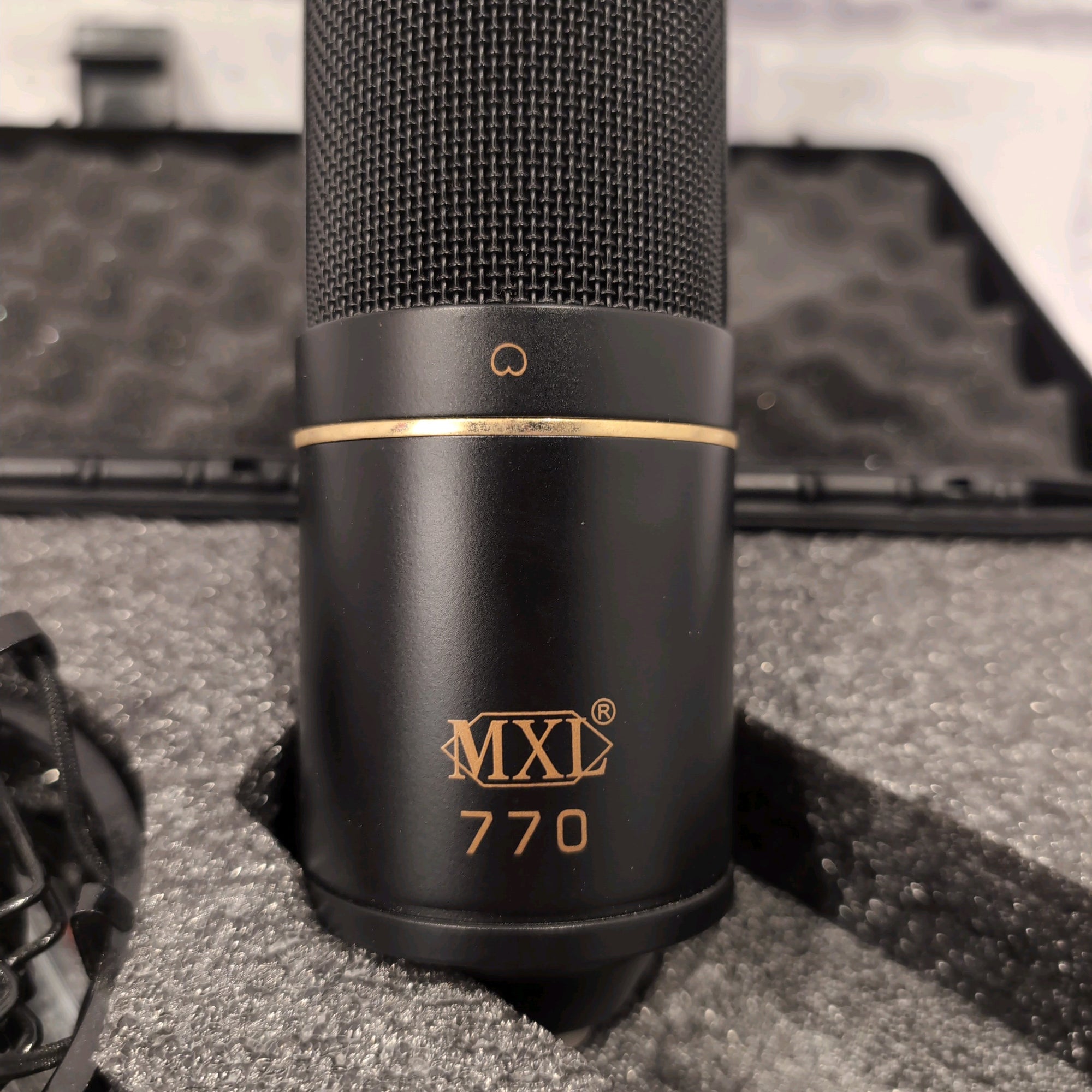 MXL 770 Small-Diaphragm Cardioid Condenser Vocal Microphone Black w/ Shockmount and Case