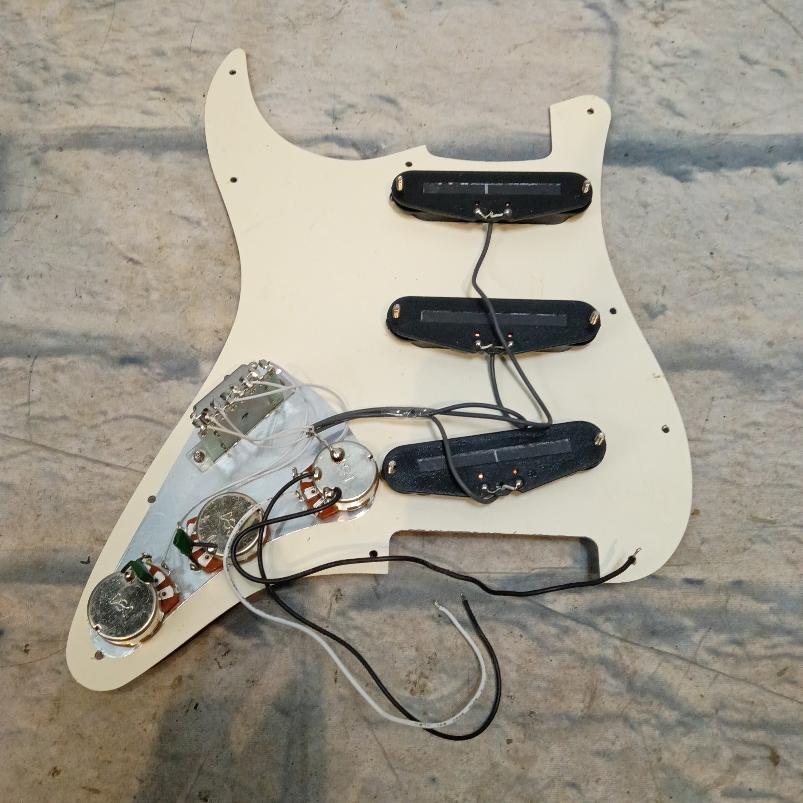 Squier Stratocaster SSS Loaded Pickguard - Tortoise Shell Pickups