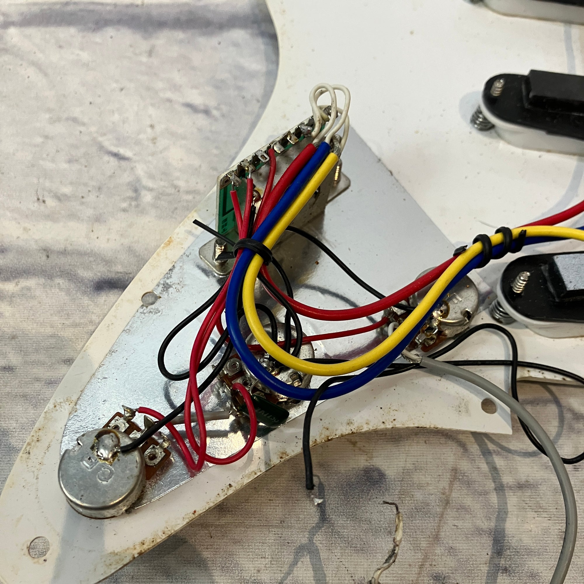 Unknown Loaded Strat Pickguard - Offwhite
