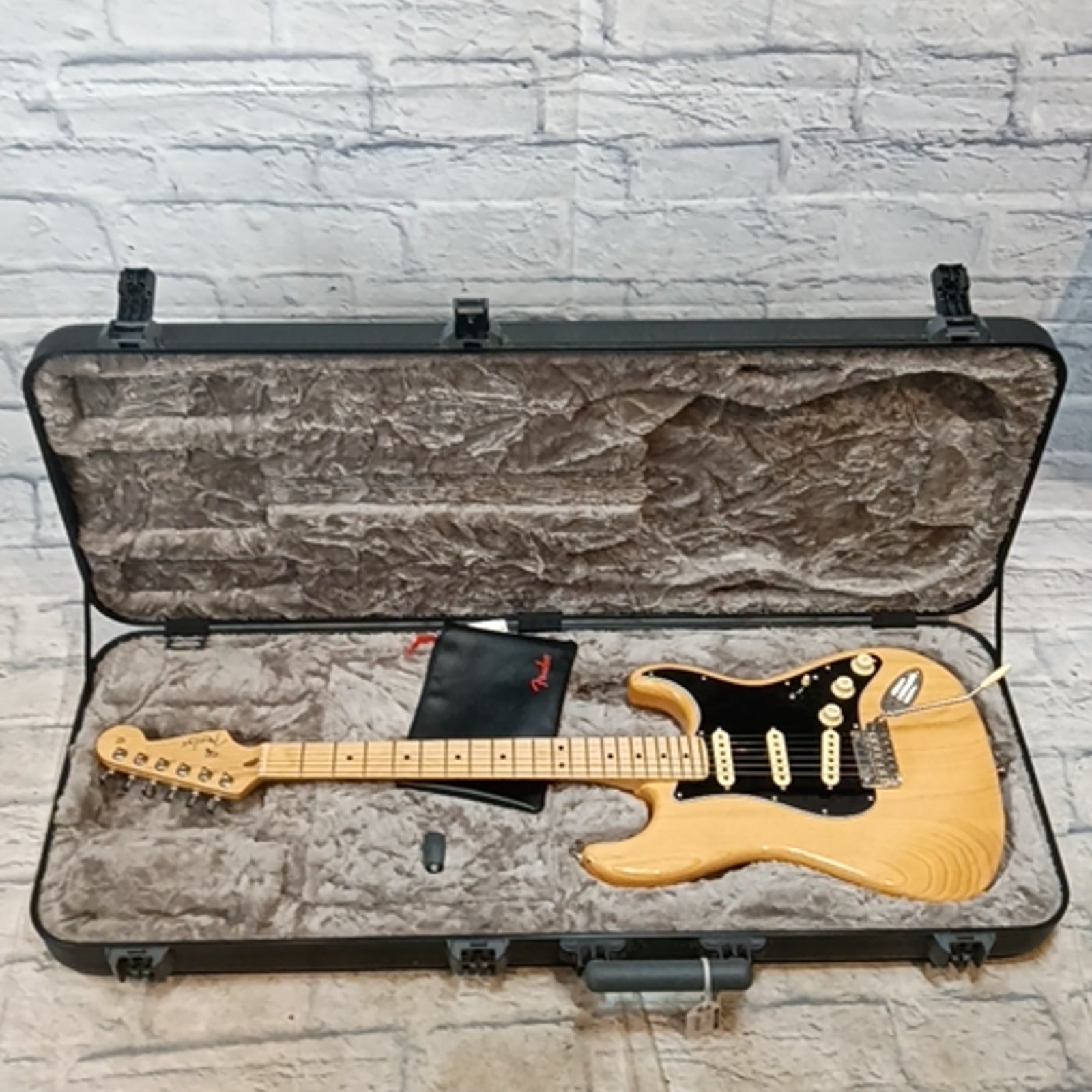 Fender 2019 American Professional Stratocaster Maple Fingerboard - Natural w/ Hard Case
