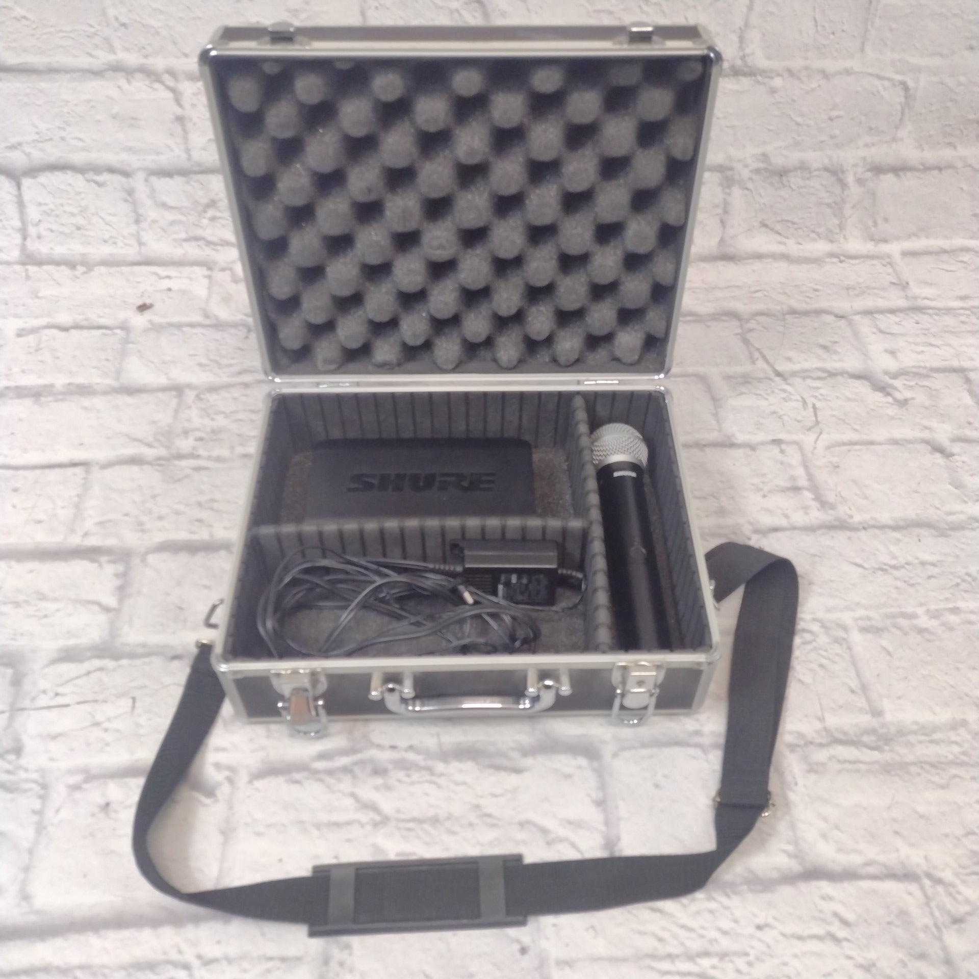 Shure BLX4 Receiver / with PG58 BLX2 H10 Wireless Microphone and Hard Case