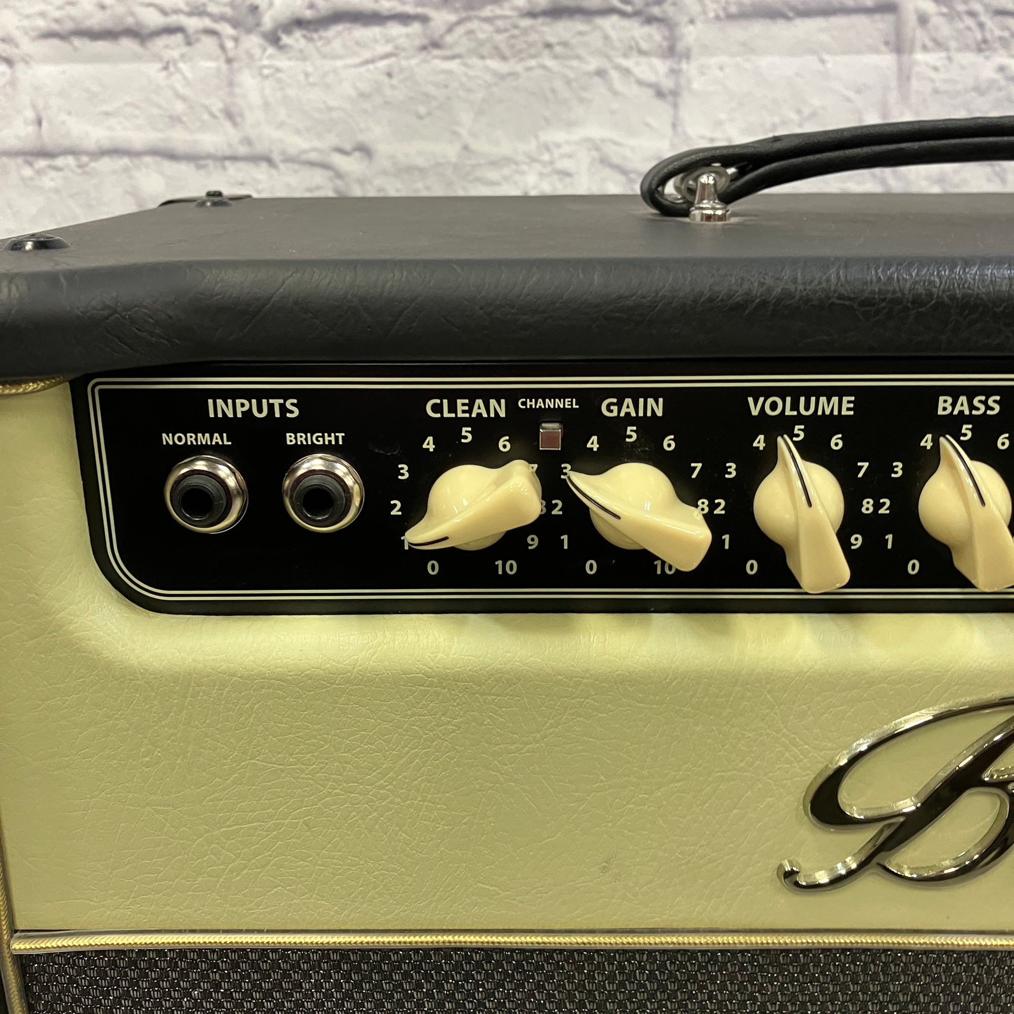 Bugera Vintage V22  Guitar Combo Amp (With Footswitch)