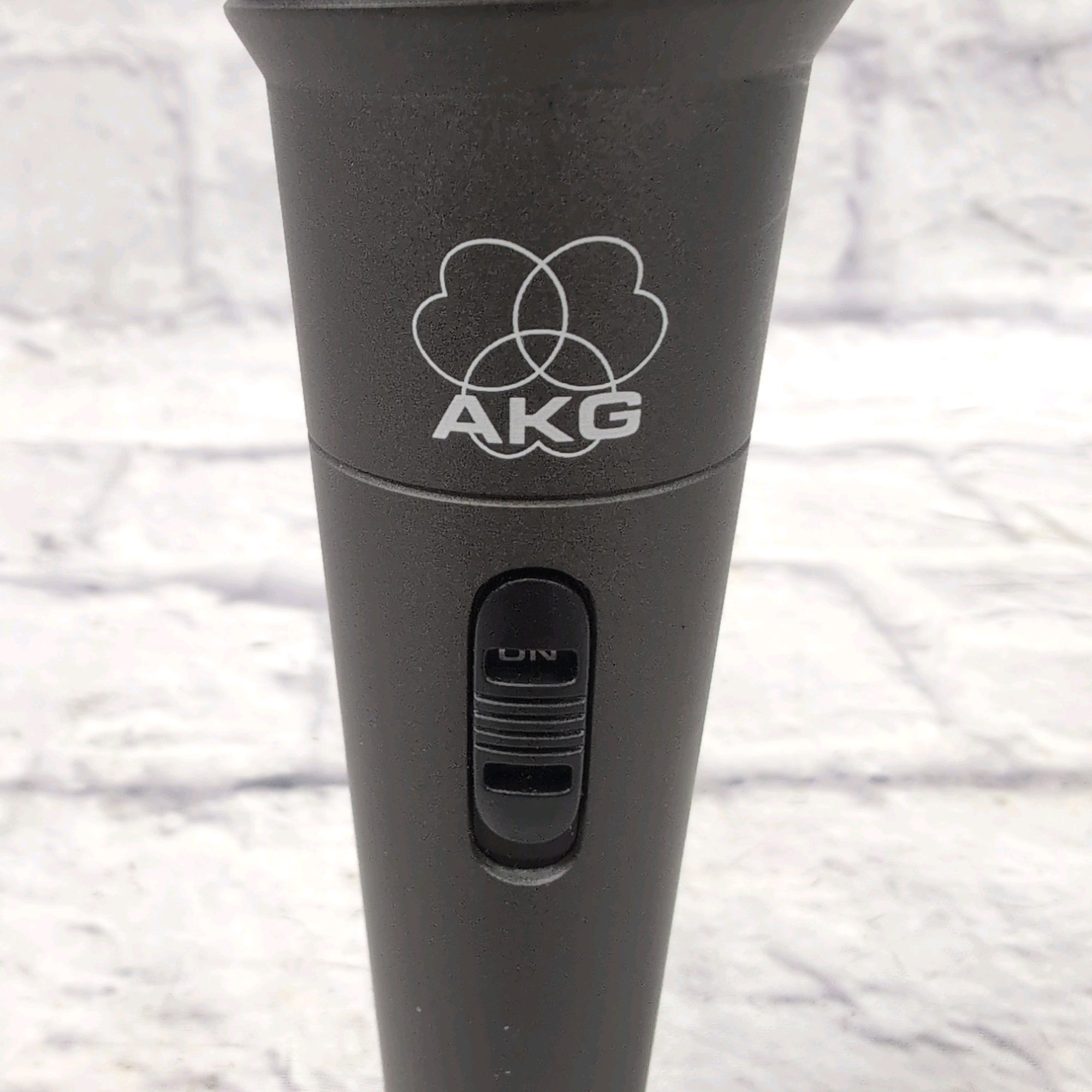 AKG D590S Dynamic Vocal Microphone with Switch