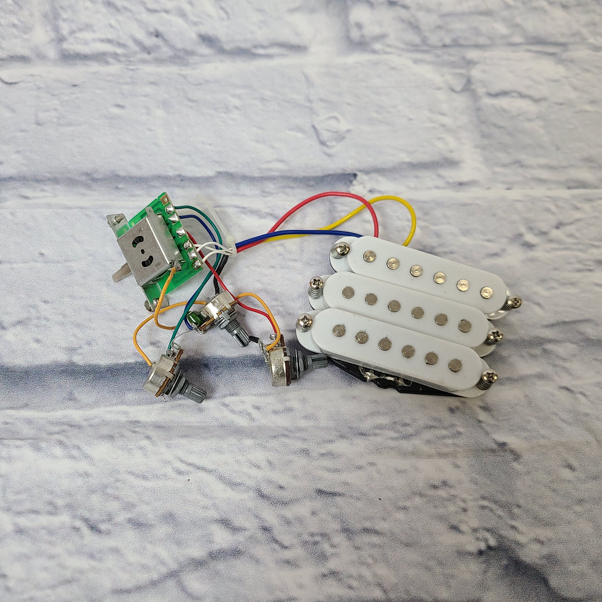 Squier S-Style Pre-Wired Pickup Set for Electric Guitar w/Switch and Pots SSS