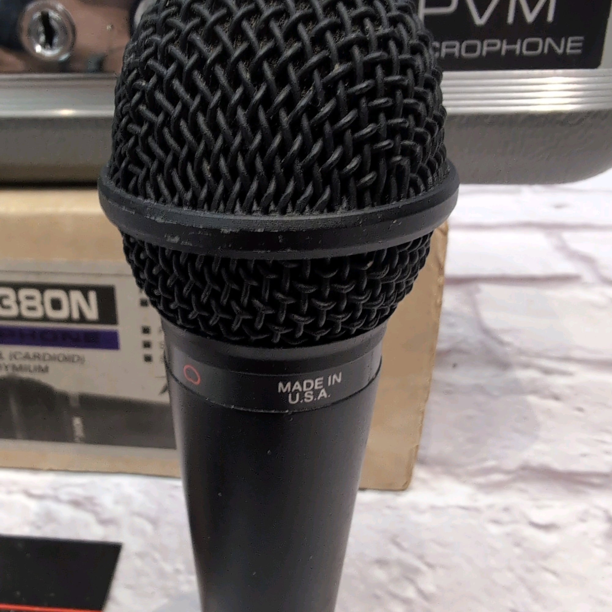 Peavey PVM380 Cardioid Dynamic Vocal Mic w/ Case
