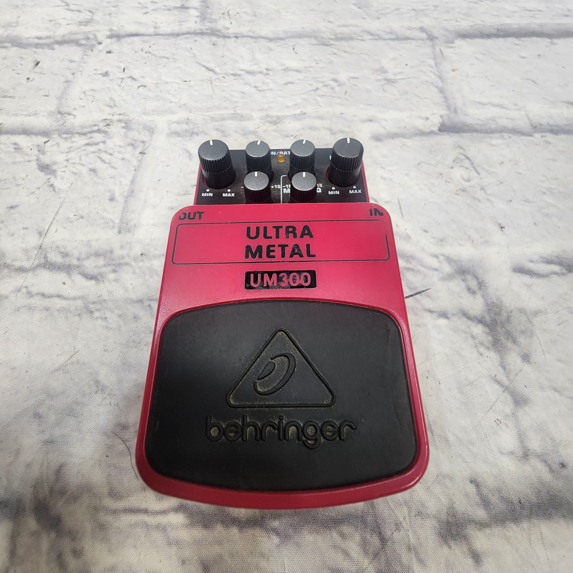 Behringer UM300 Ultra Metal Distortion Pedal