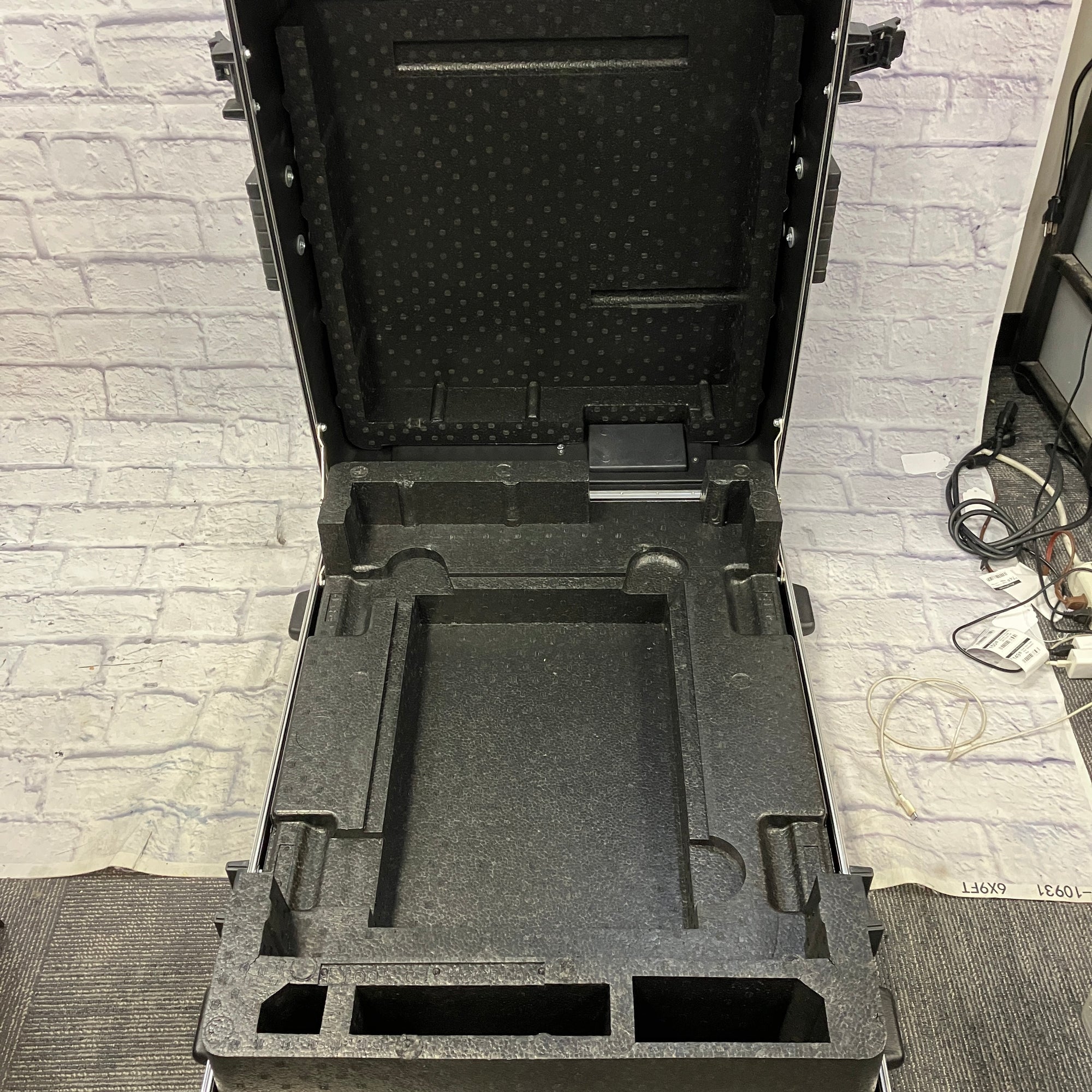 SKB Lighting Case with Telescoping Handle and Wheels