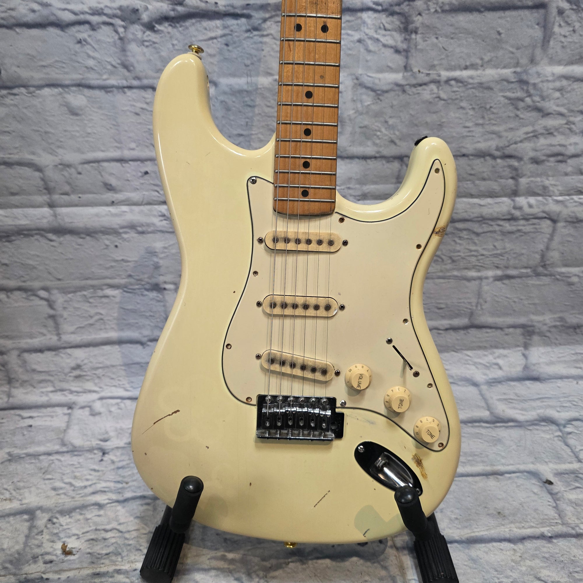 Fender  Traditional Stratocaster (1996-1998) Hybrid Electric Guitar