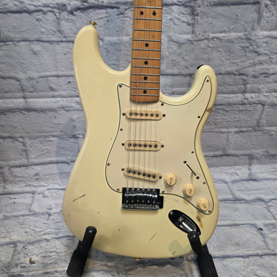 Fender  Traditional Stratocaster (1996-1998) Hybrid Electric Guitar