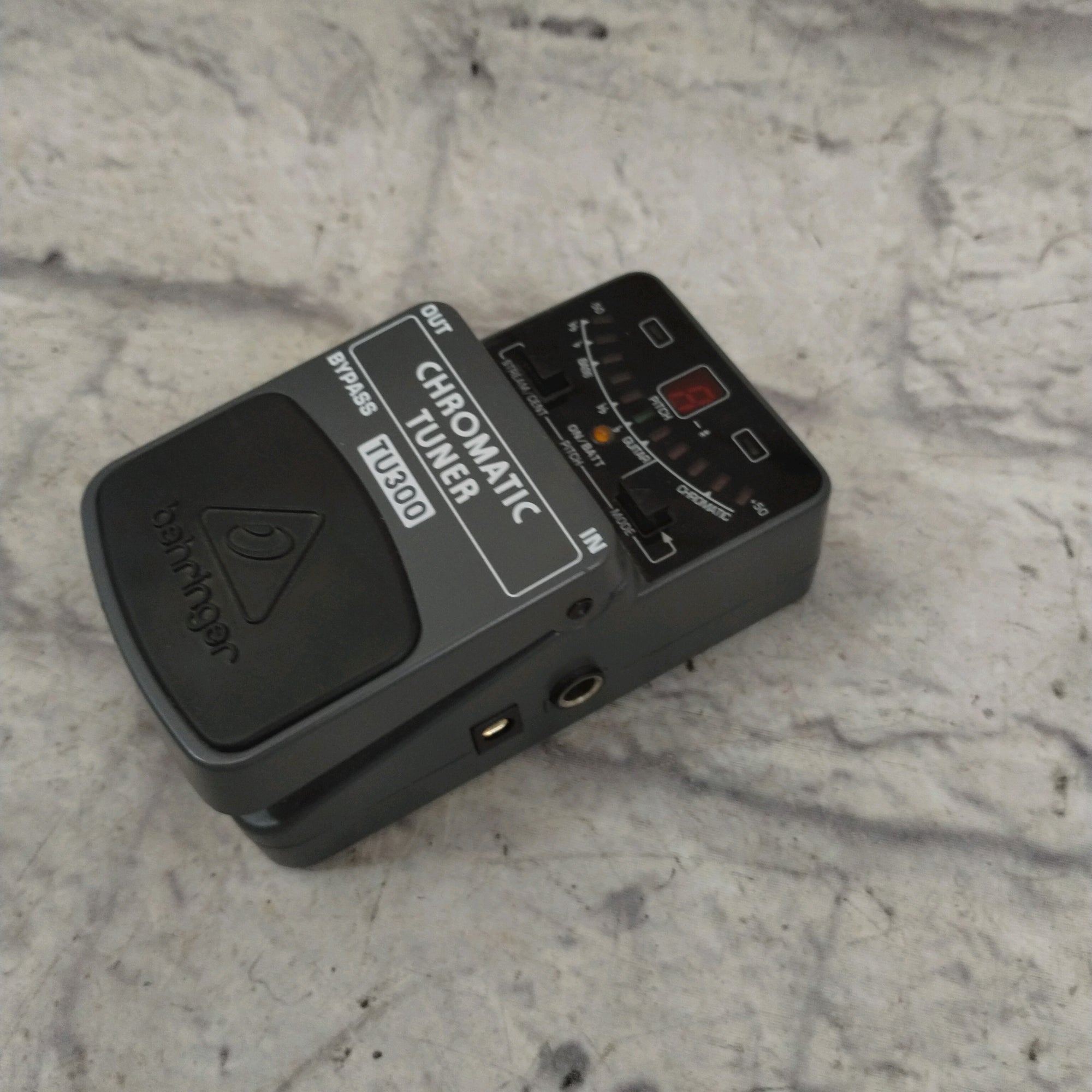 Behringer Chromatic Tuner TU 300 Tuning Pedal