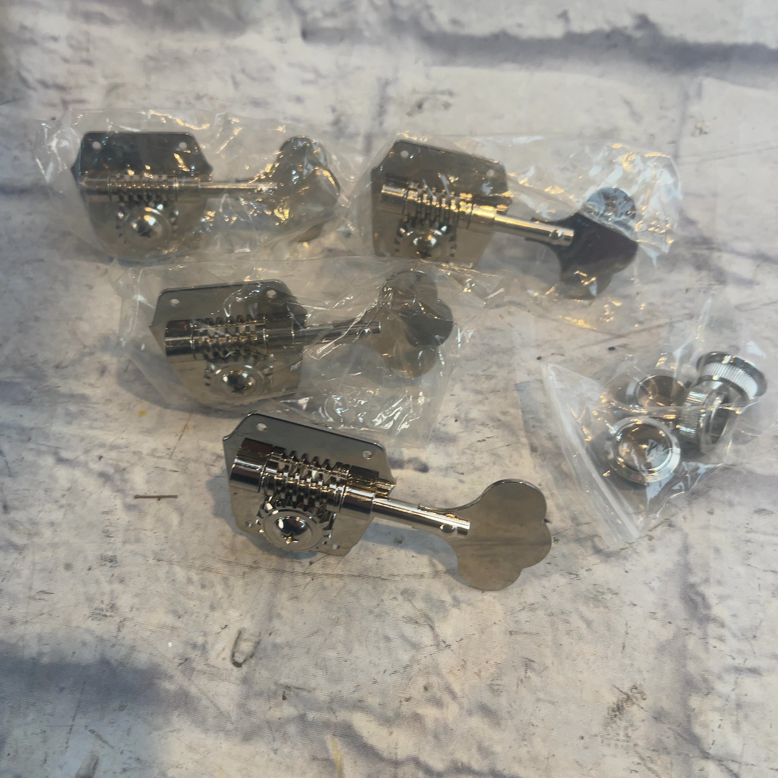 Unknown 4 String Bass Tuning Machines 4-In-Line