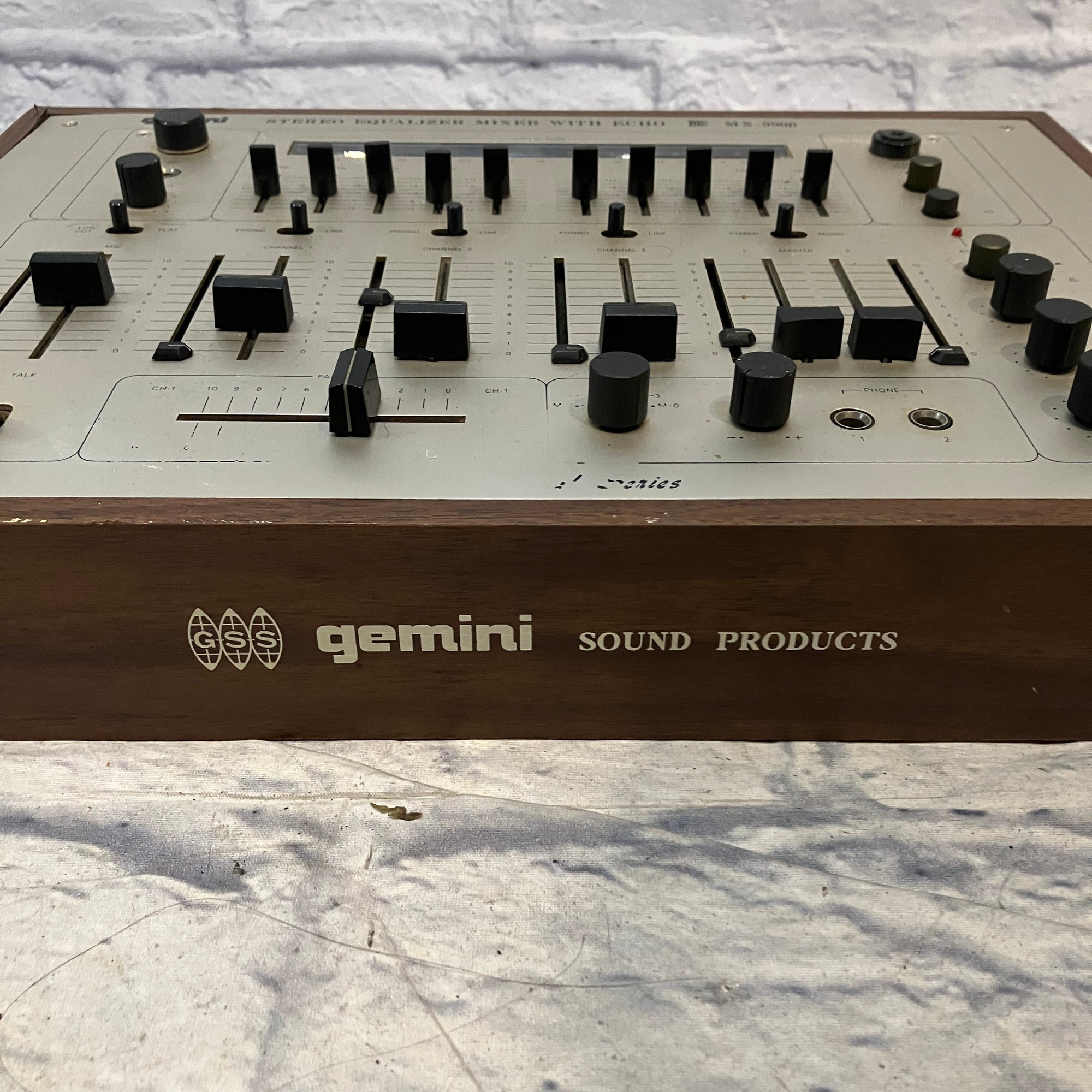Gemini MX-9900 Stereo Equalizer Mixer with Echo