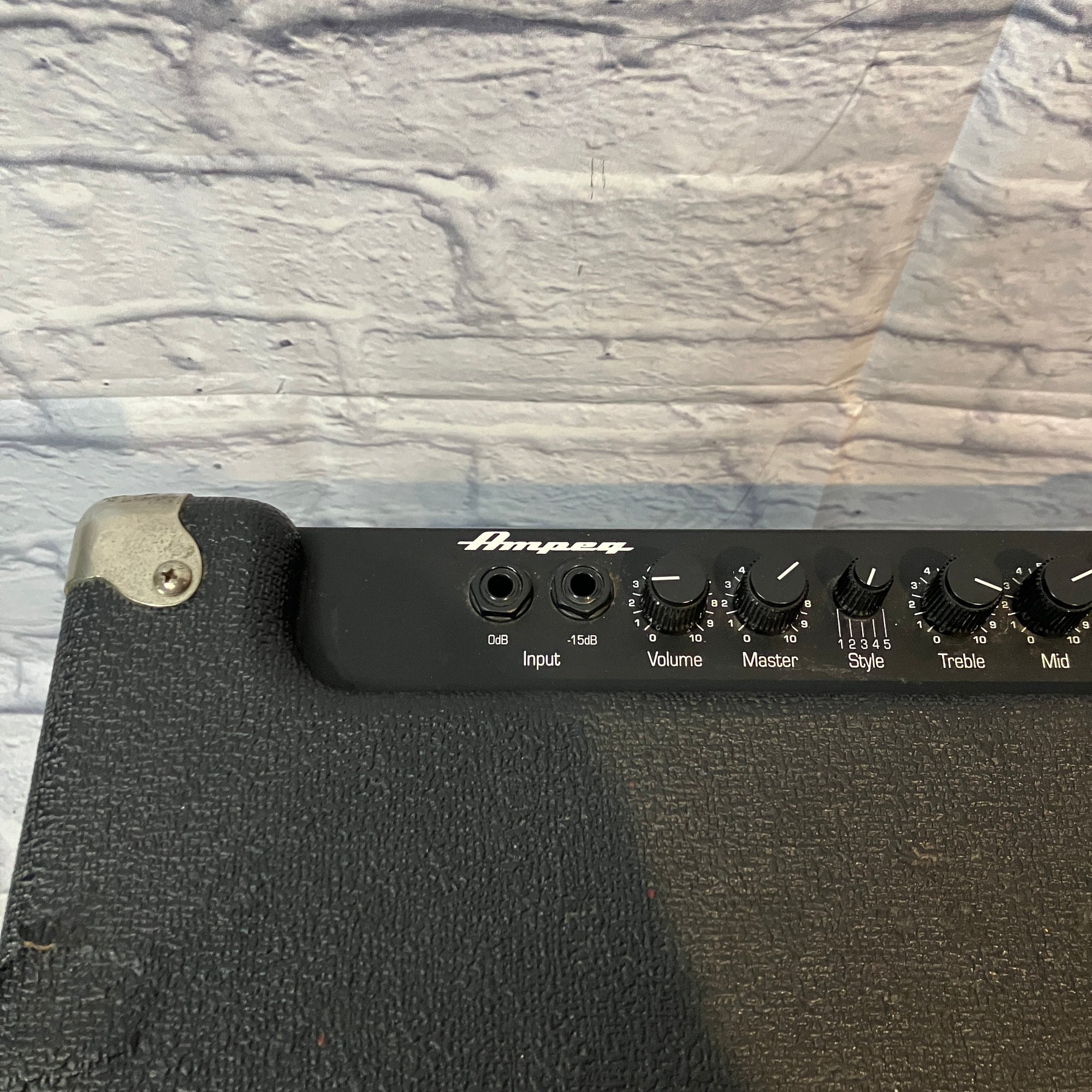 Ampeg BA-115 Combo Amp