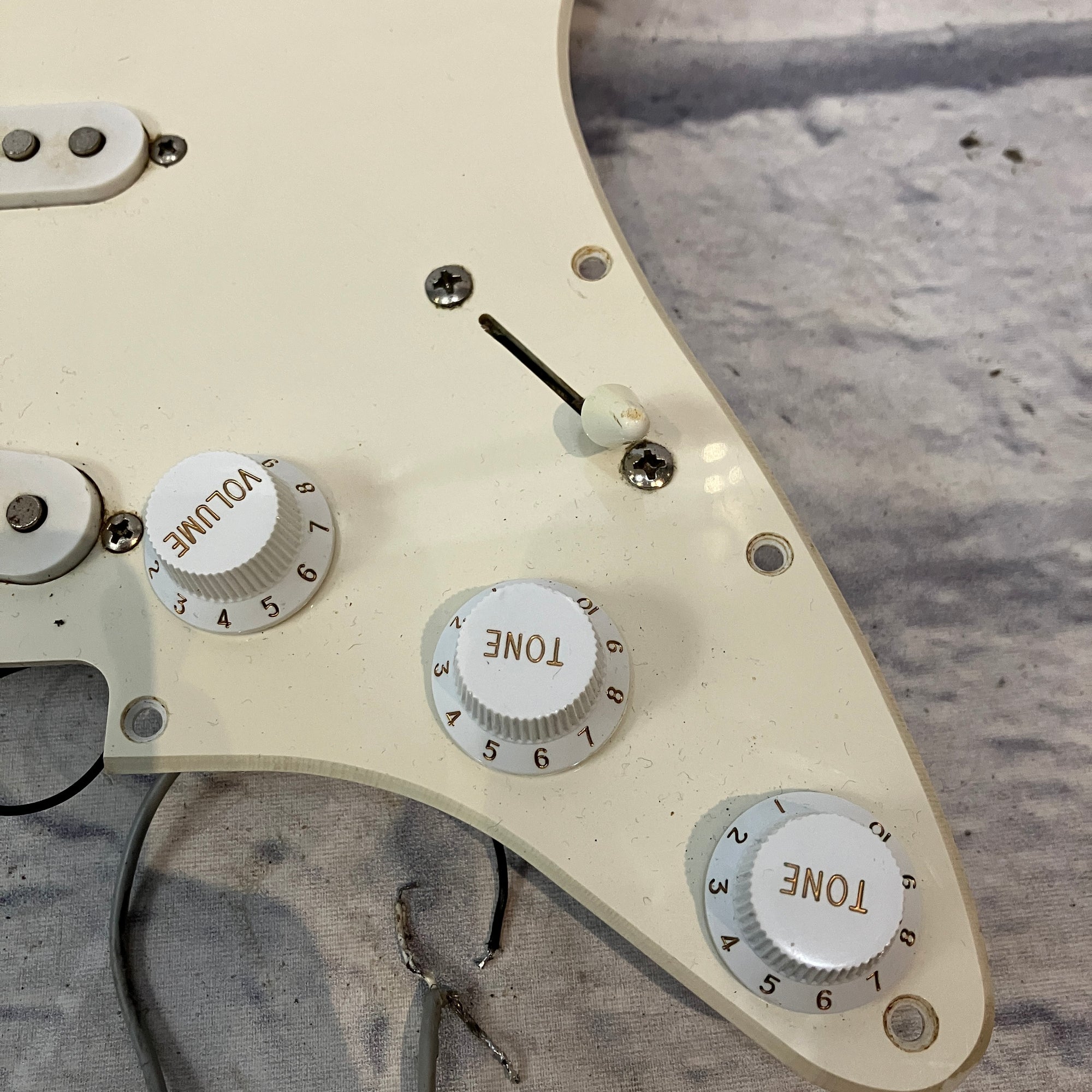 Unknown Loaded Strat Pickguard - Offwhite