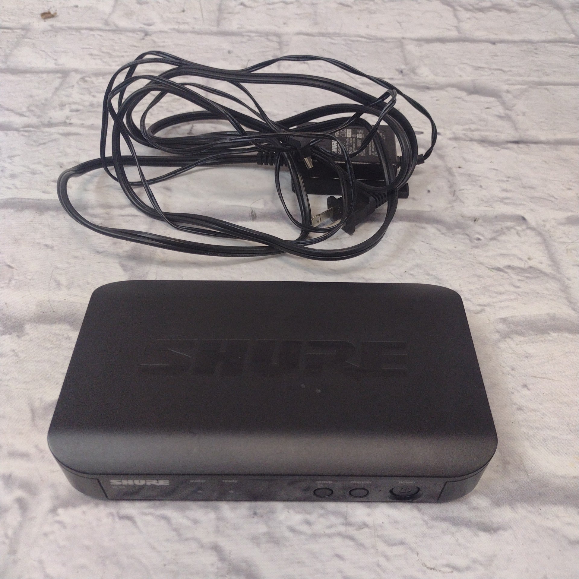 Shure BLX4 Receiver / with PG58 BLX2 H10 Wireless Microphone and Hard Case