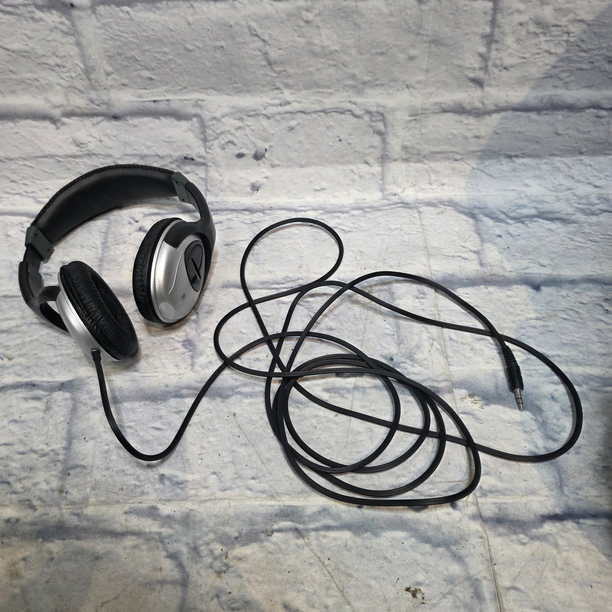 gear4music  With 10 Foot Cable Studio Headphones (not functioning: AS IS)
