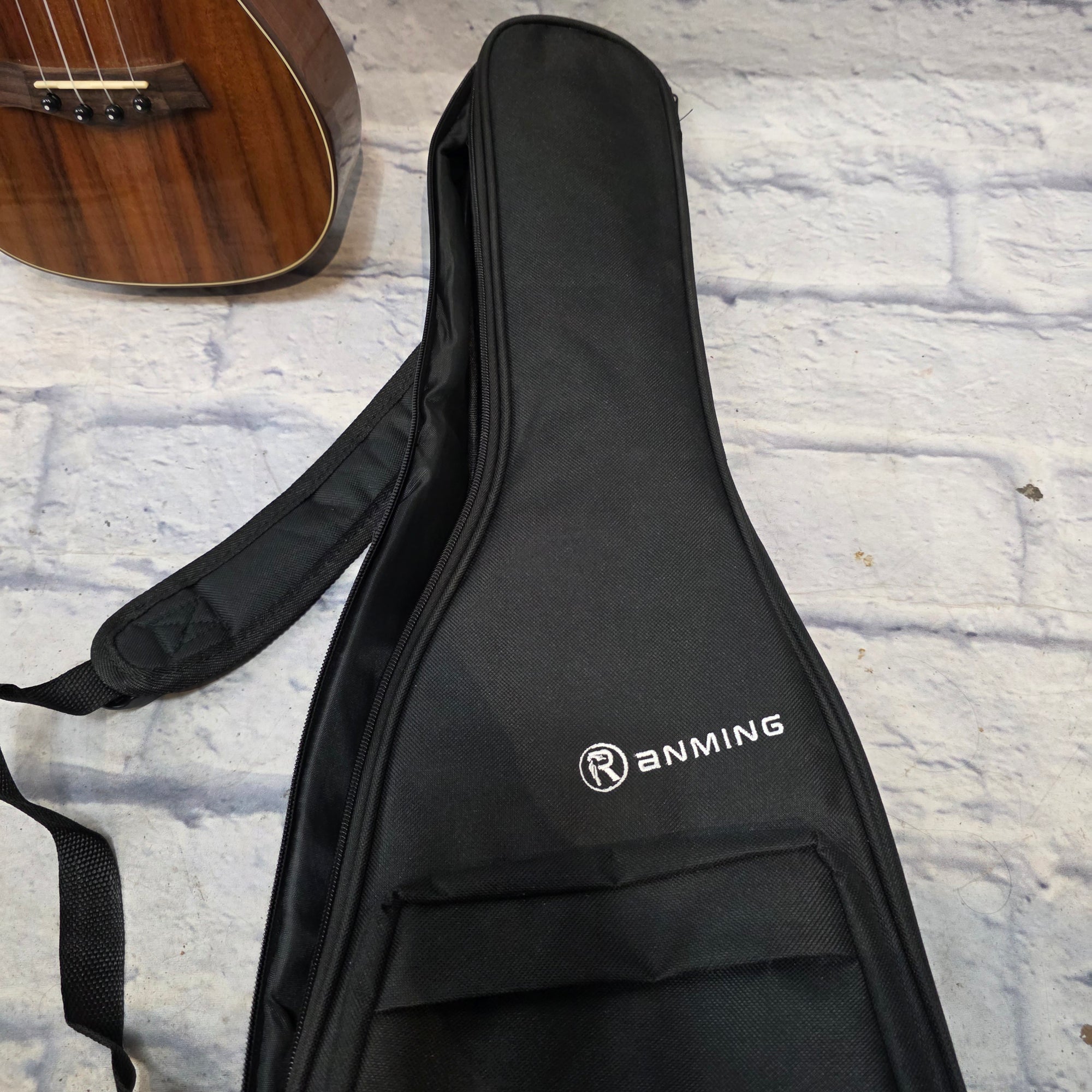 Ranming RMUK-23-XS With Case Ukuleles