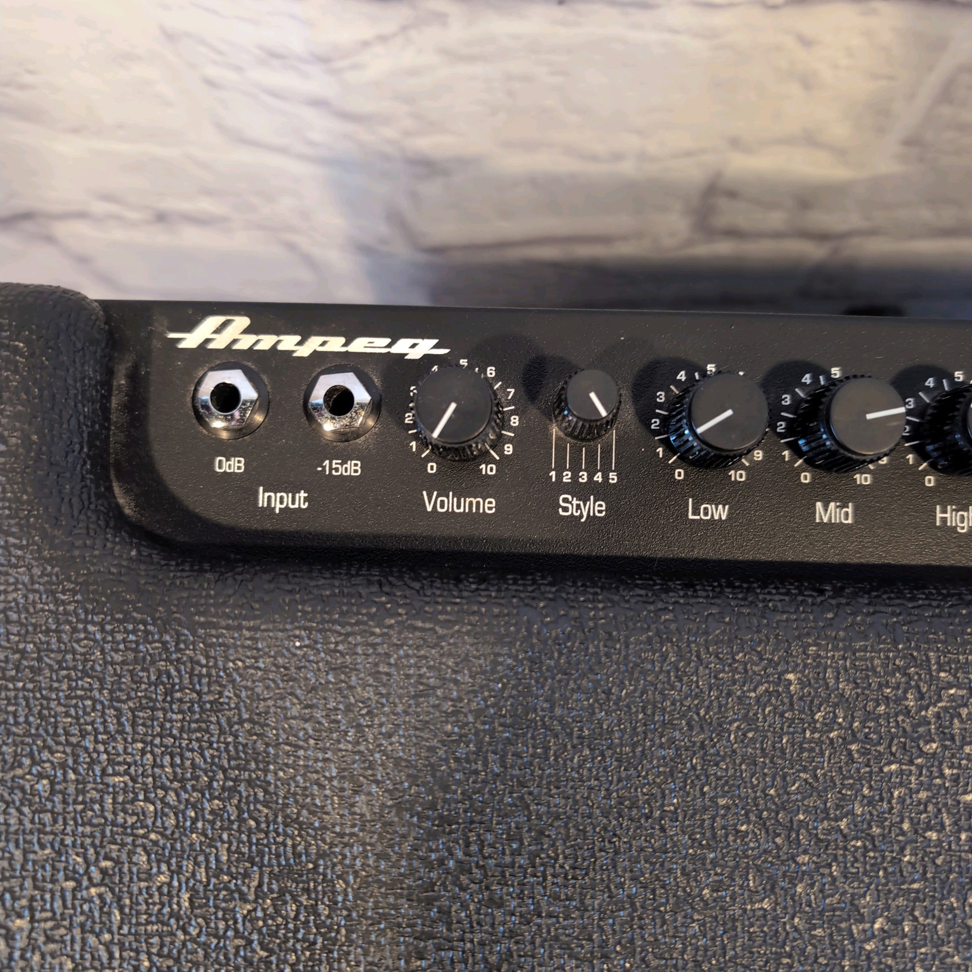 Ampeg BA-210SP 220-Watt 2x10" Bass Combo with Digital Effects