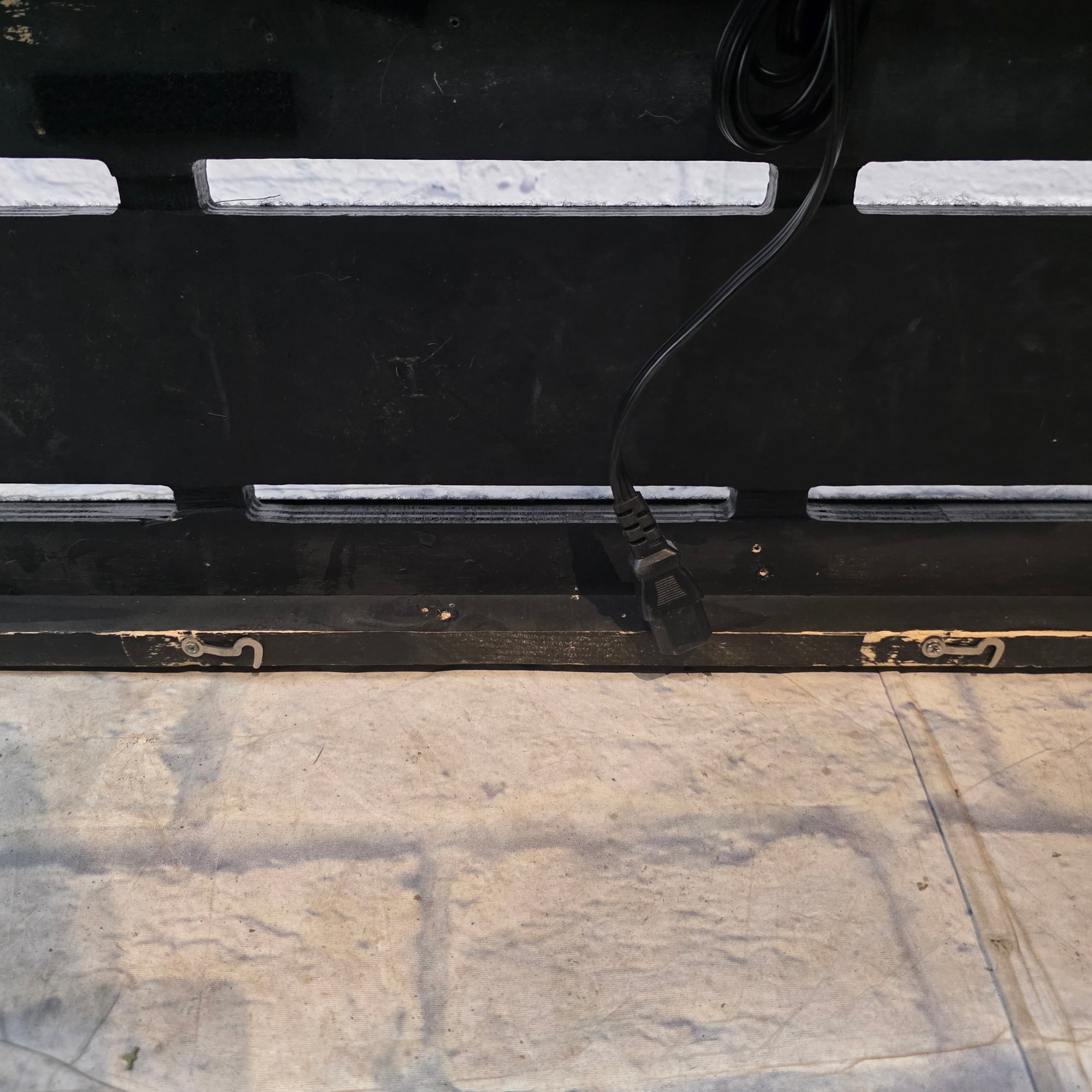 Unknown Solid Wood Pedalboard 30"x15" w/ Power and Audio Passthrough Pedal Board