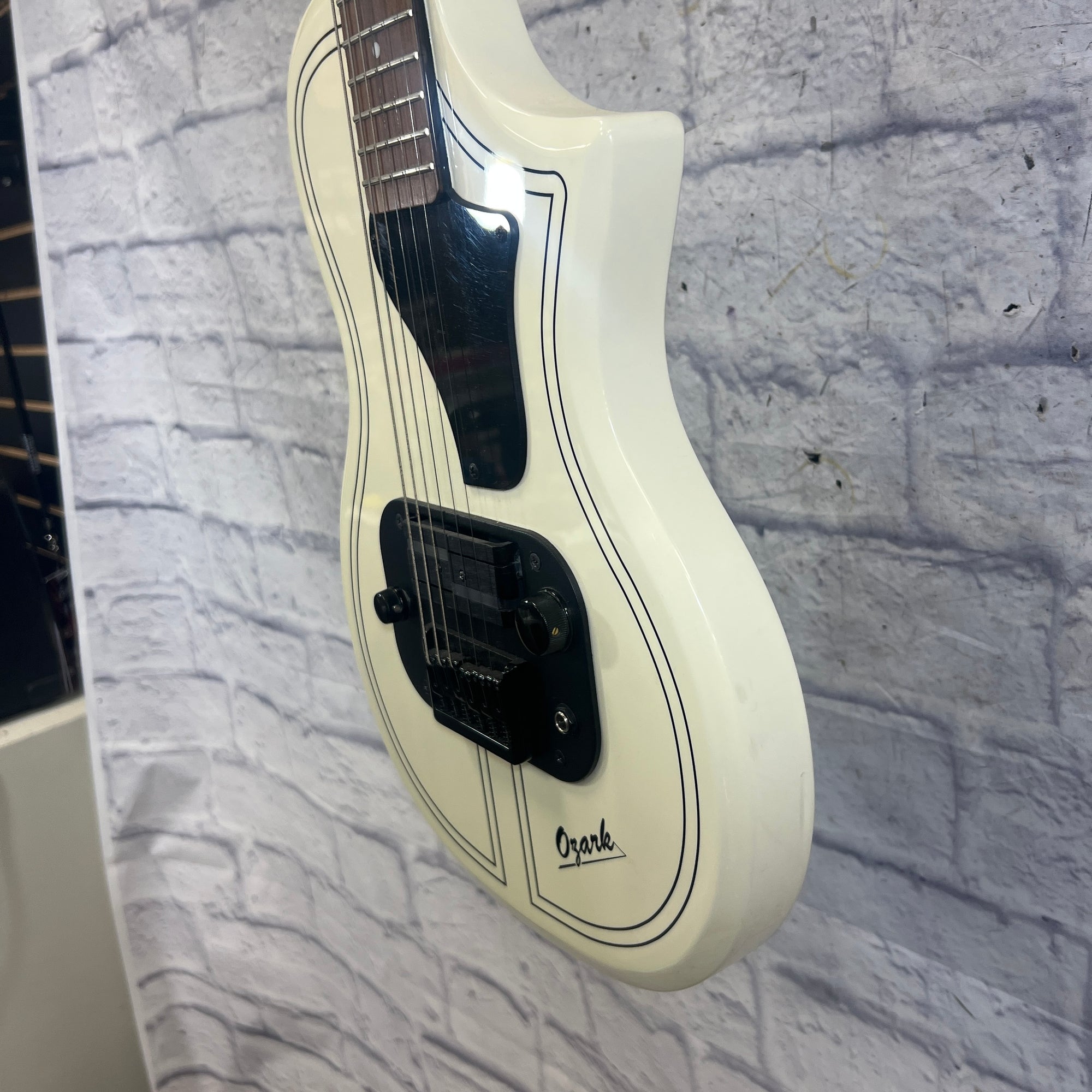 Supro Ozark 1261AW Limited Edition 200 Arctic White with Lace